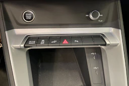 musta Audi Q3 2023 kuva 19.