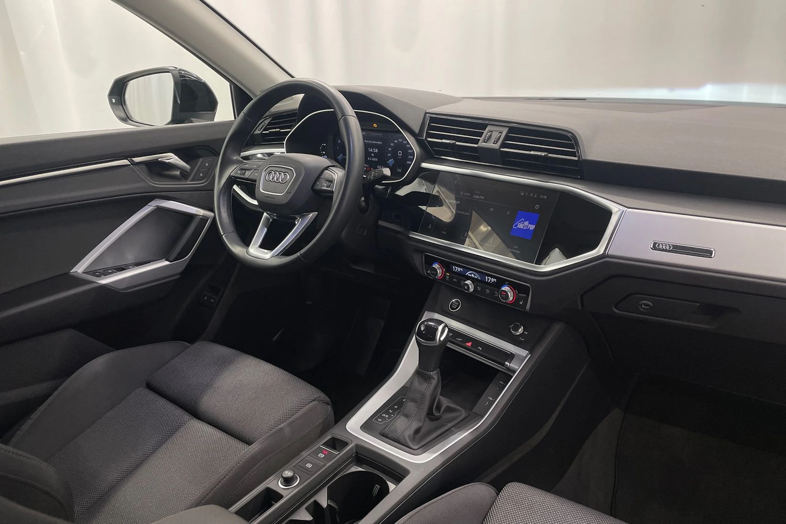 musta Audi Q3 2023 kuva 21.