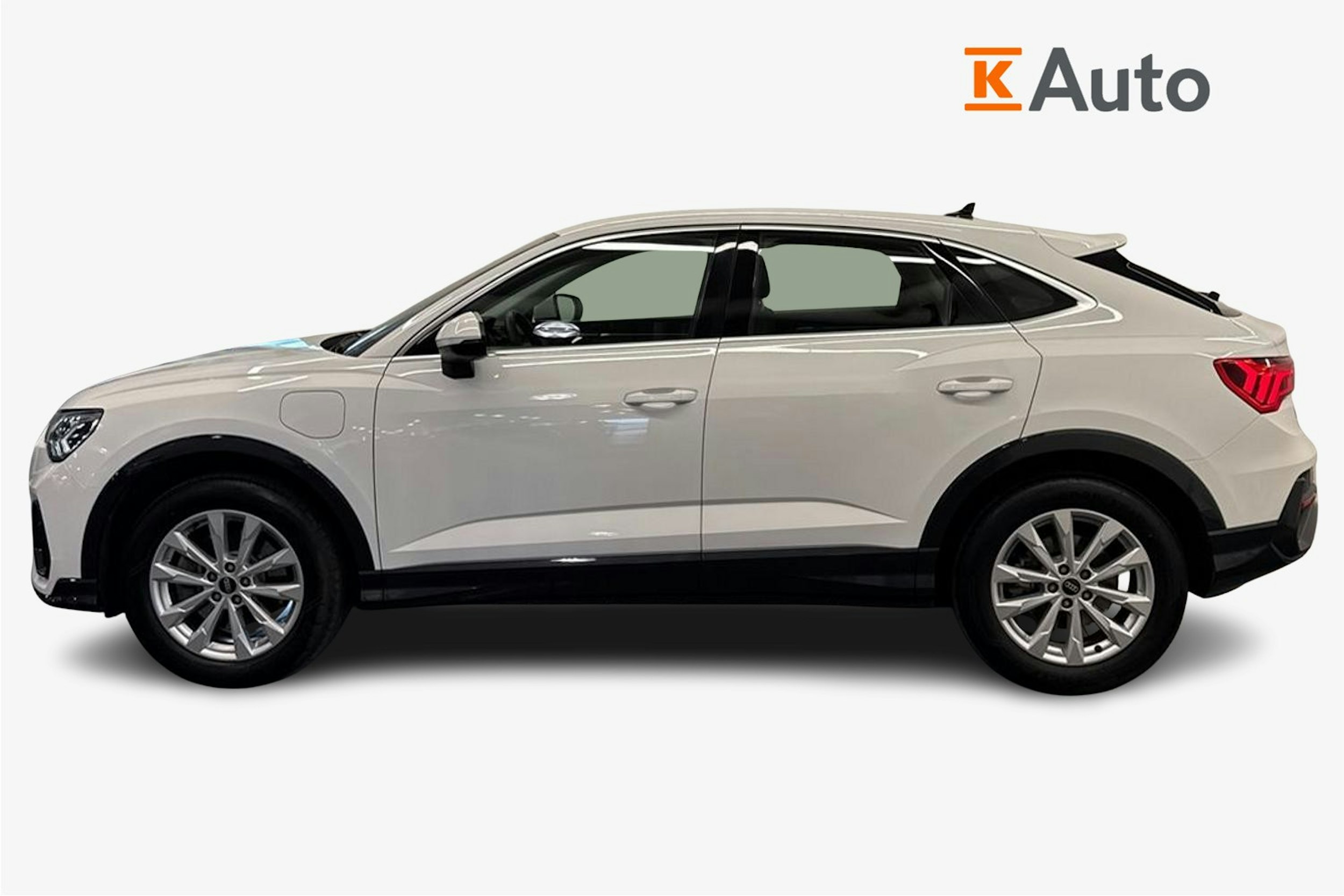 valkoinen Audi Q3 2023 kuva 6.
