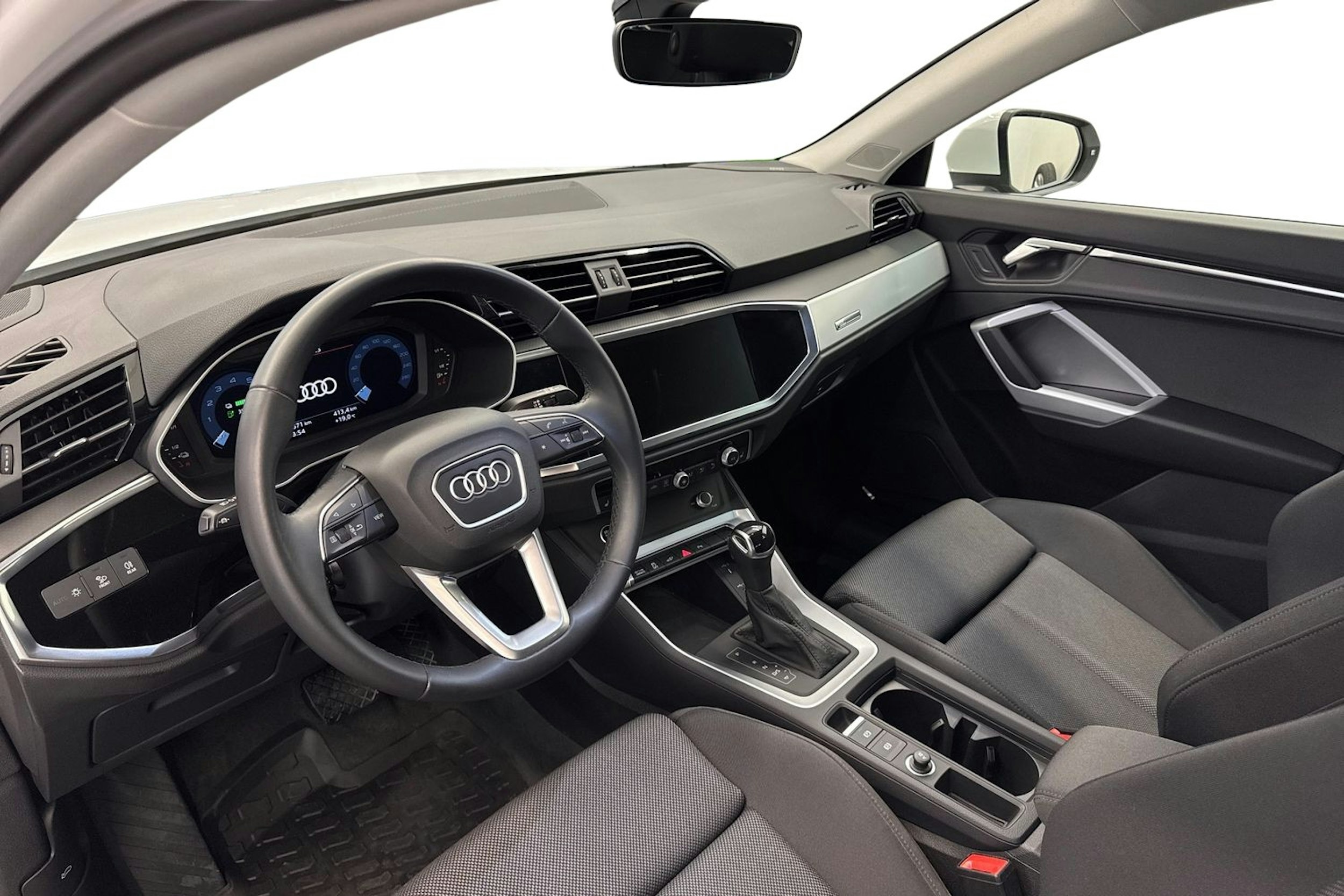 valkoinen Audi Q3 2023 kuva 7.