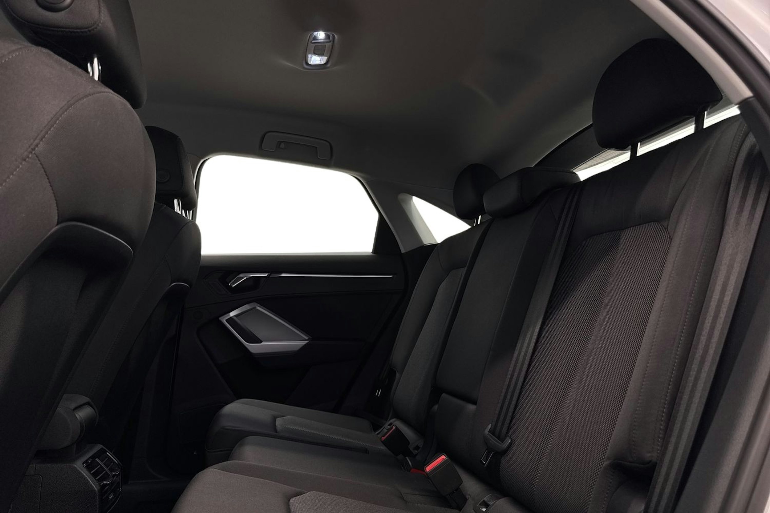 valkoinen Audi Q3 2023 kuva 10.