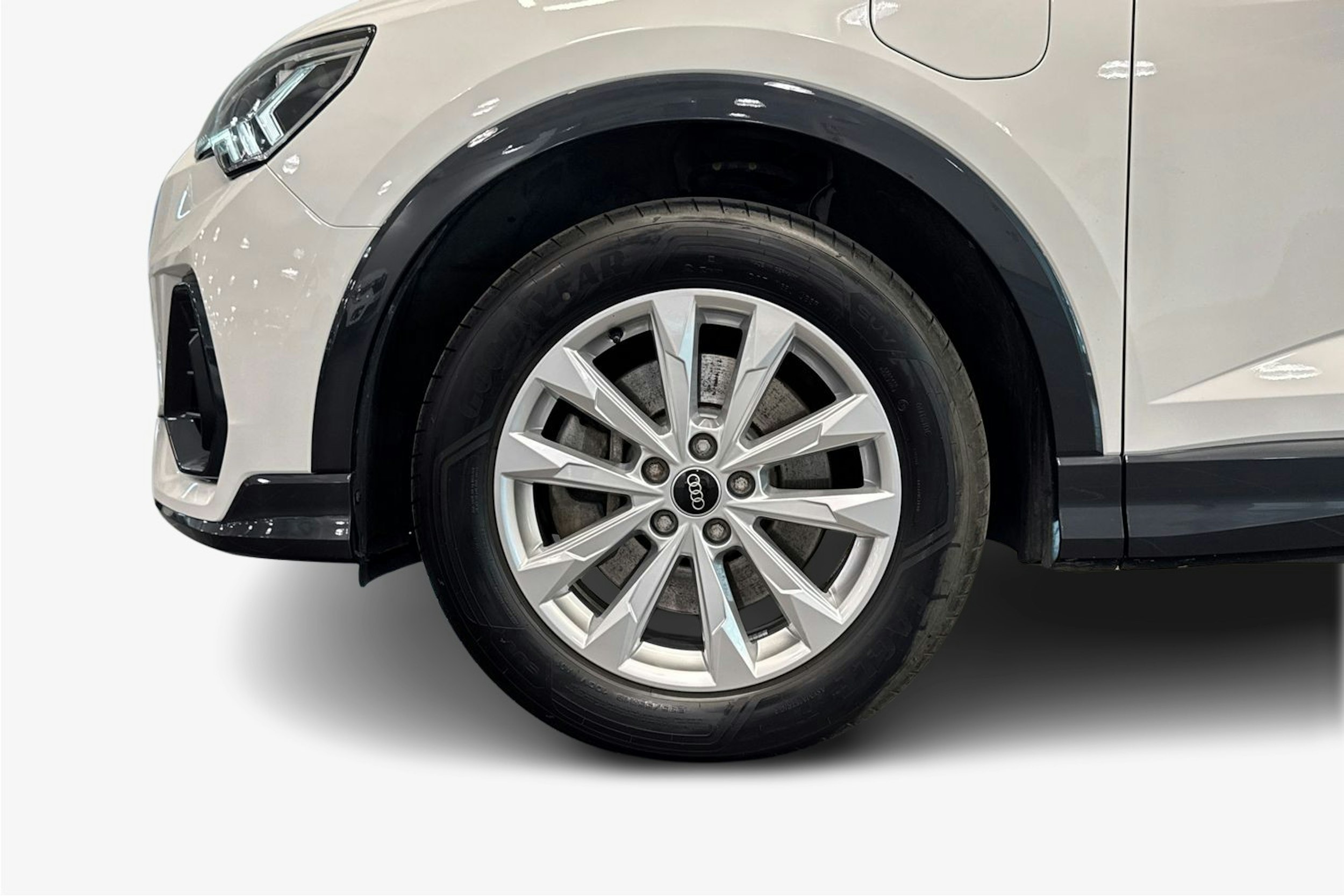 valkoinen Audi Q3 2023 kuva 11.