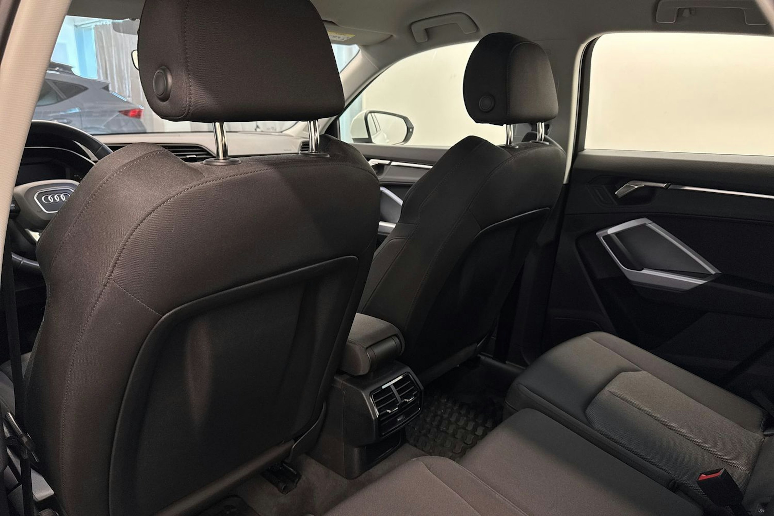 valkoinen Audi Q3 2023 kuva 14.