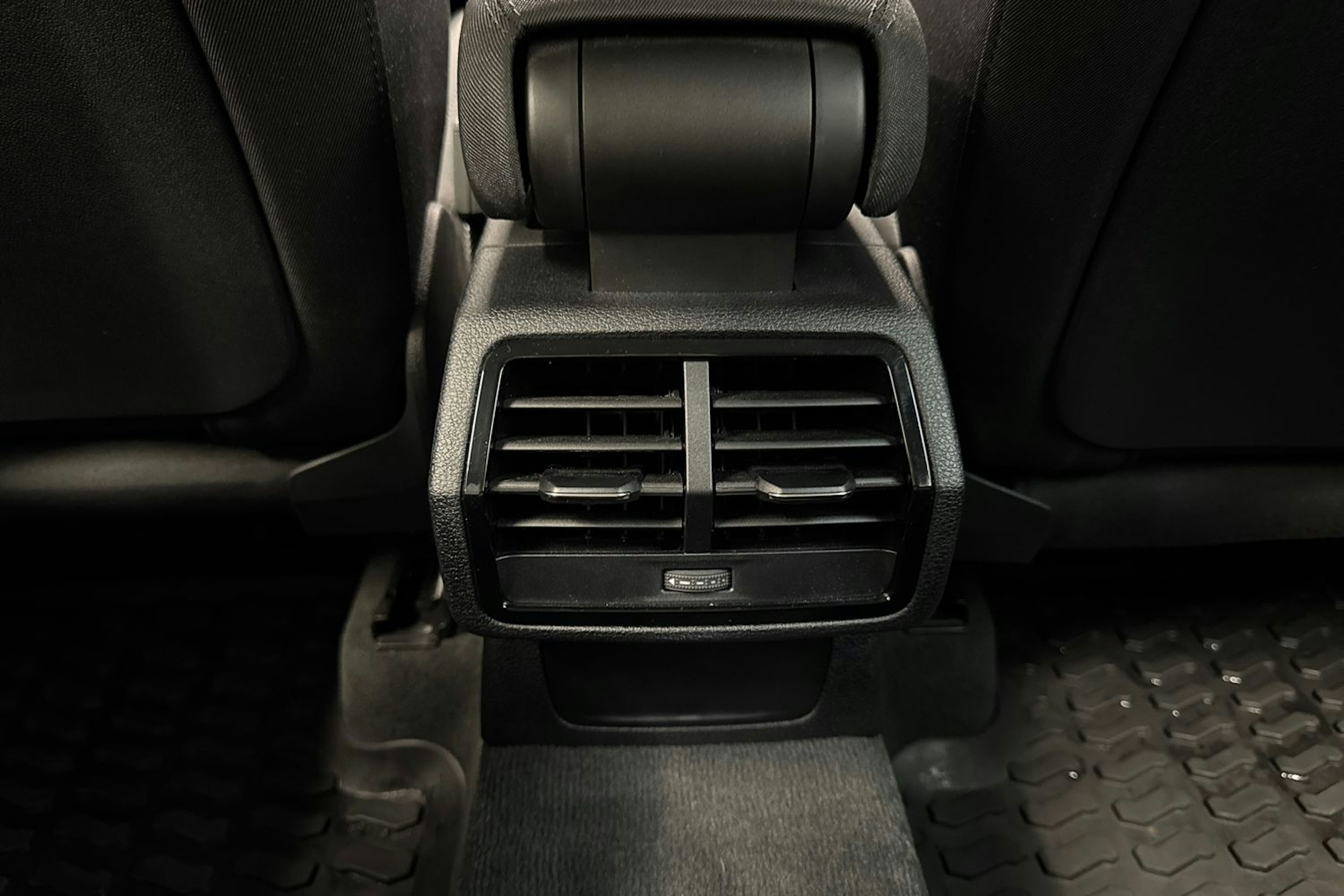 valkoinen Audi Q3 2023 kuva 16.