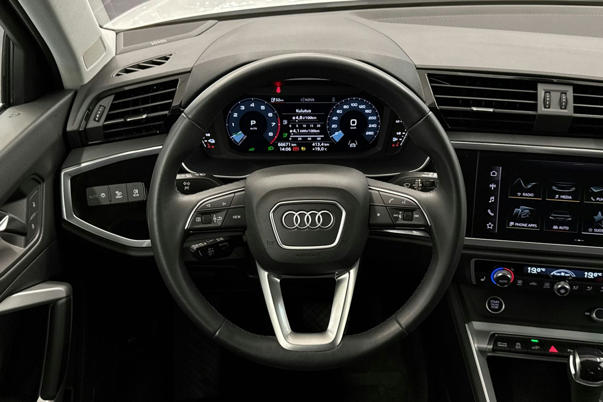valkoinen Audi Q3 2023 kuva 17.