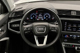 valkoinen Audi Q3 2023 kuva 17.