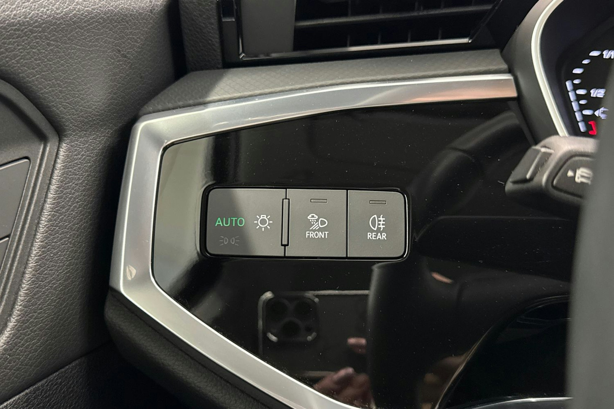 valkoinen Audi Q3 2023 kuva 21.