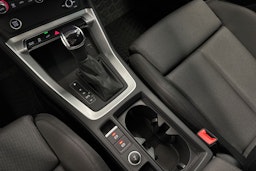 valkoinen Audi Q3 2023 kuva 23.
