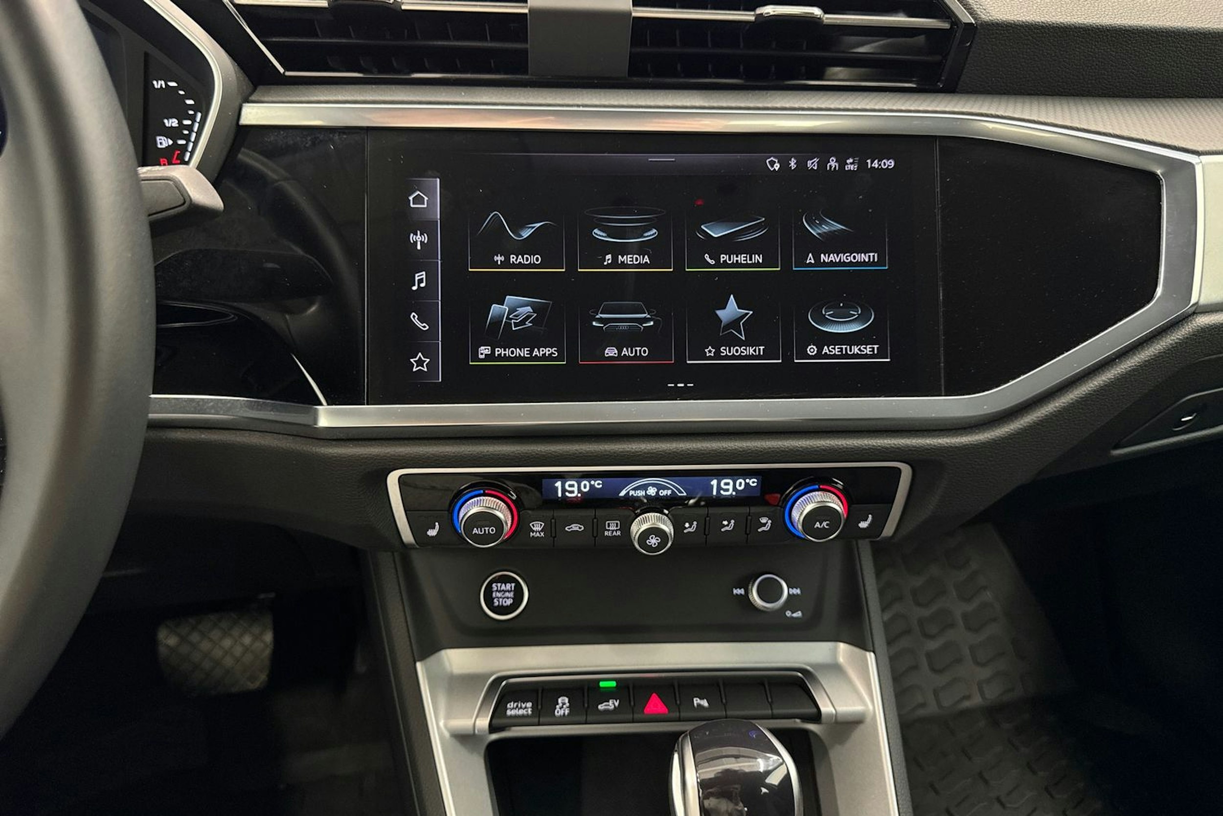 valkoinen Audi Q3 2023 kuva 24.