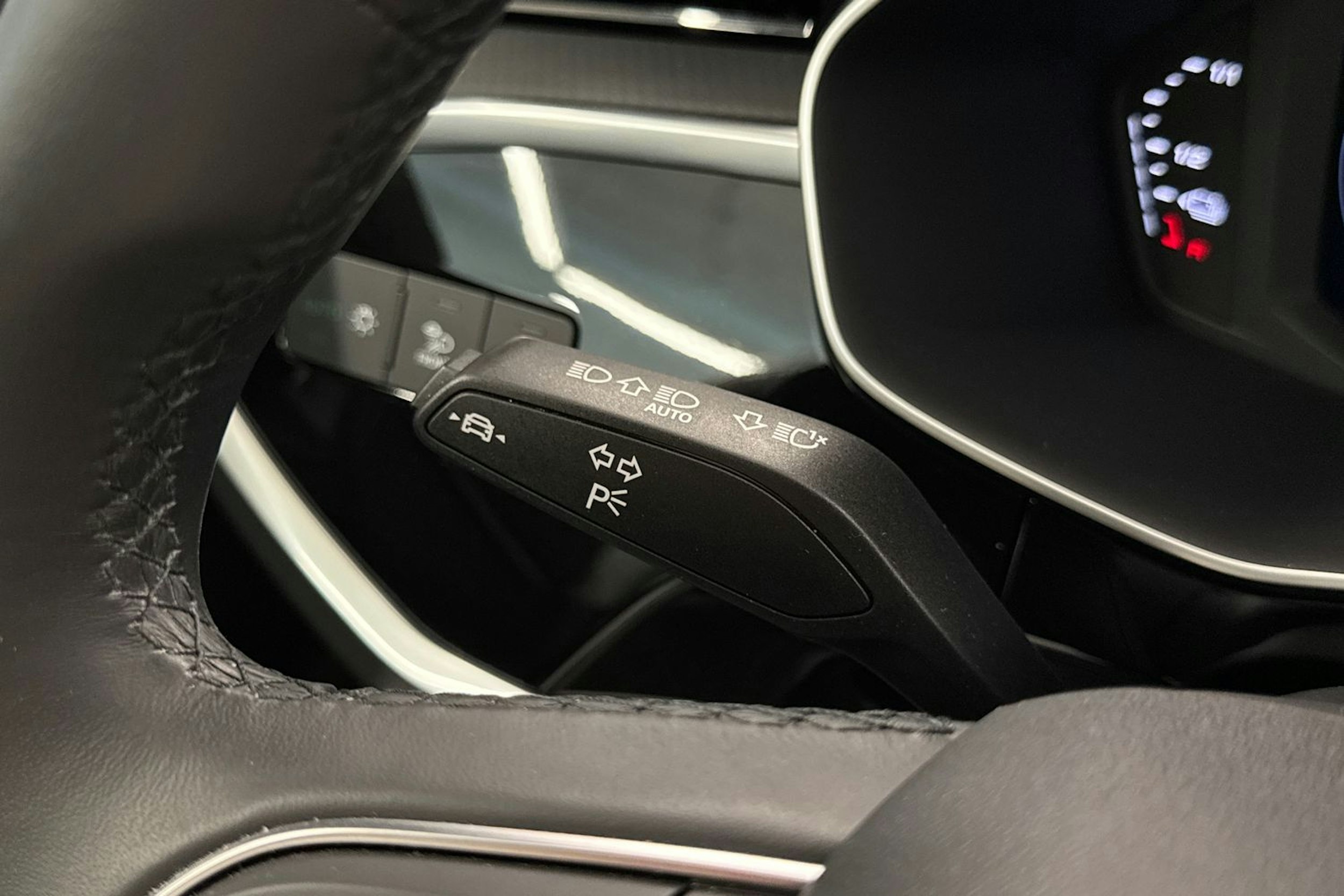 valkoinen Audi Q3 2023 kuva 25.