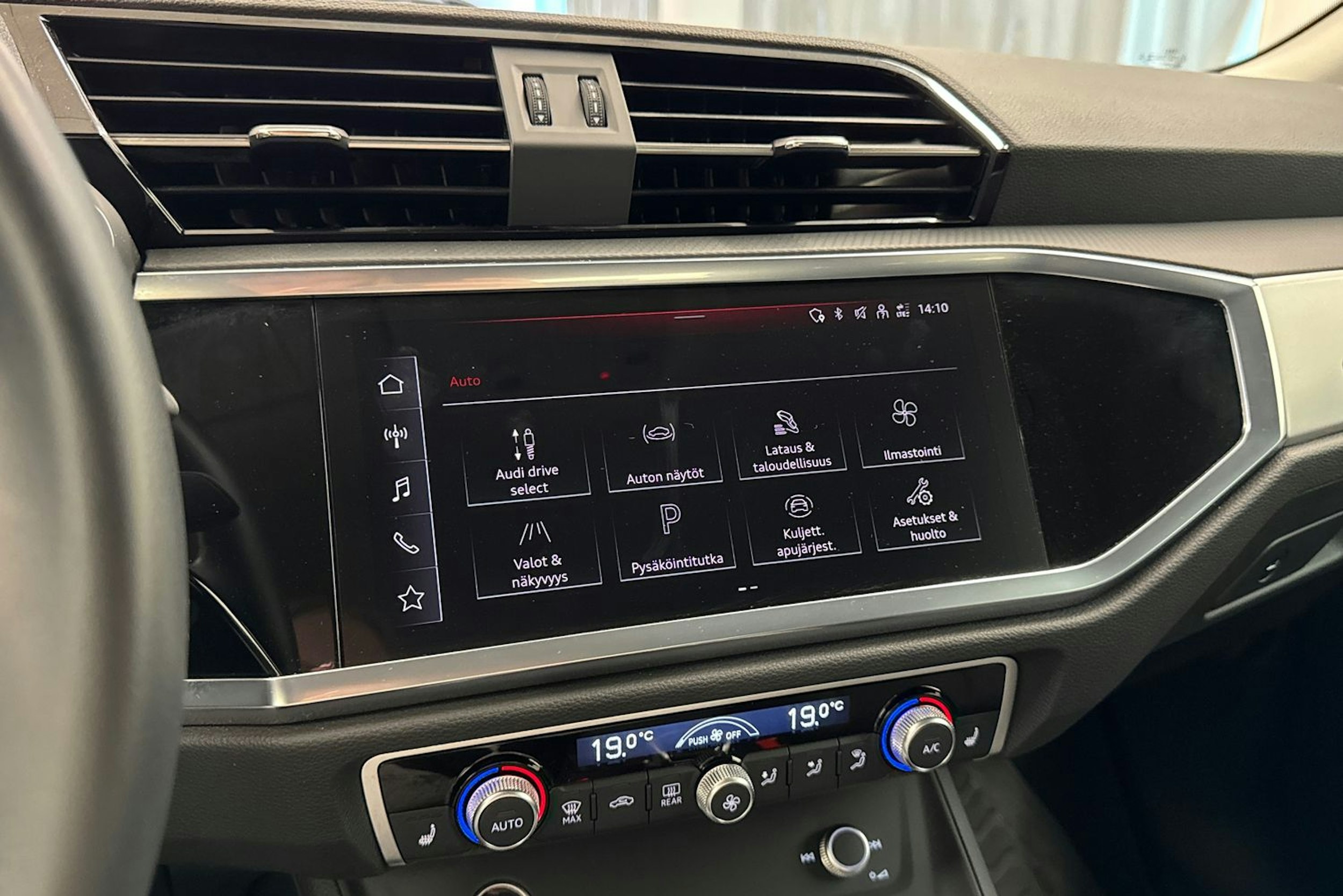 valkoinen Audi Q3 2023 kuva 28.