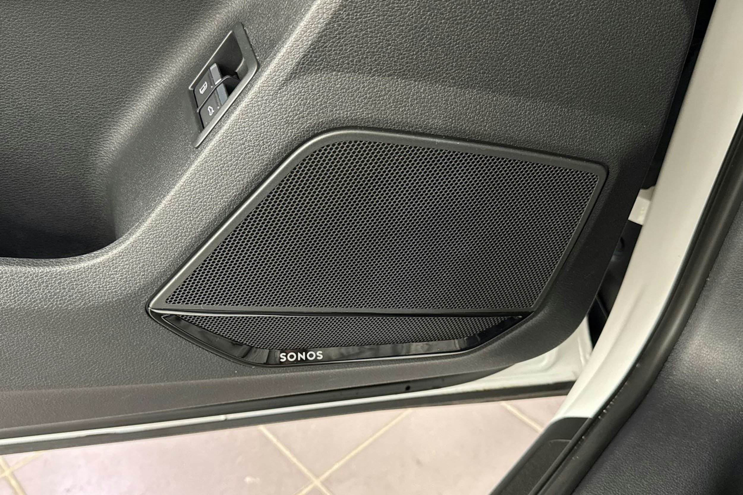 valkoinen Audi Q3 2023 kuva 32.
