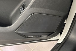 valkoinen Audi Q3 2023 kuva 32.