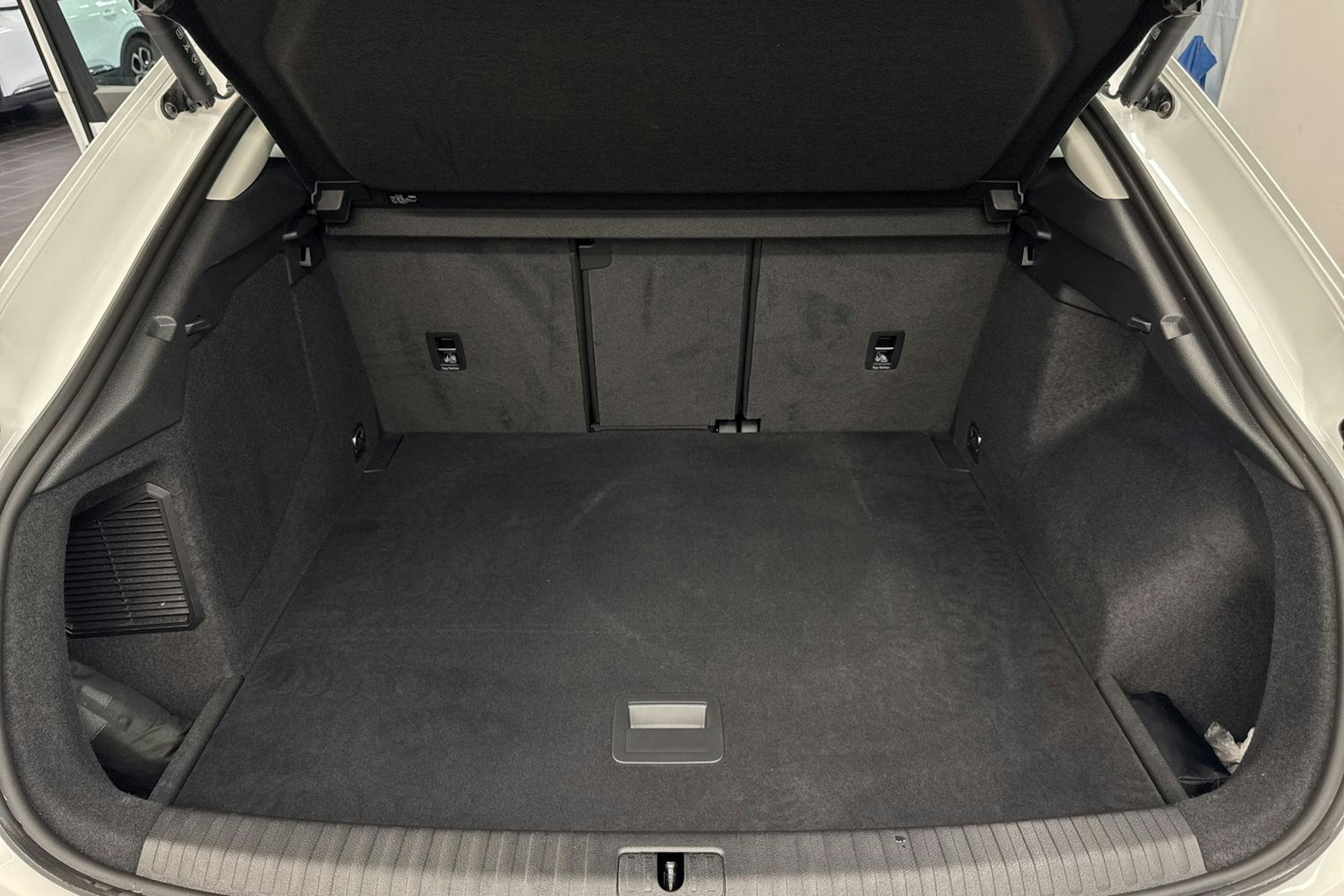 valkoinen Audi Q3 2023 kuva 34.