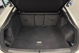 valkoinen Audi Q3 2023 kuva 34.