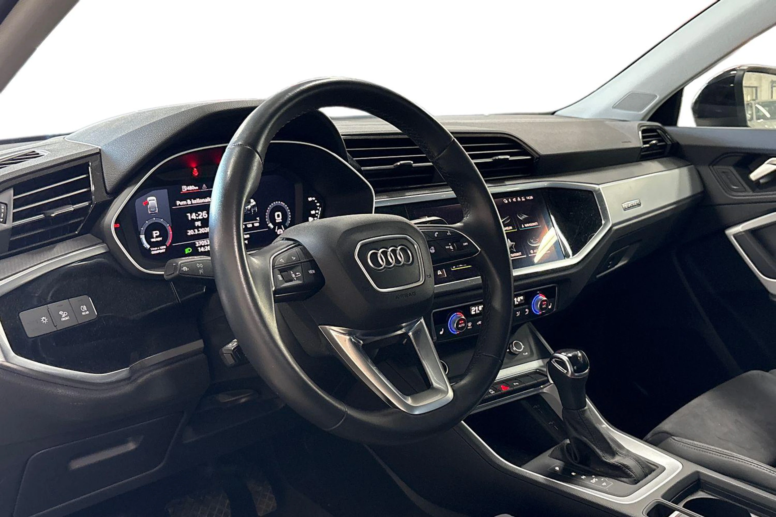 Musta Audi Q3 2023 kuva 3.