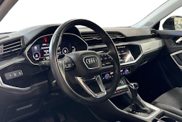 Musta Audi Q3 2023 kuva 3.