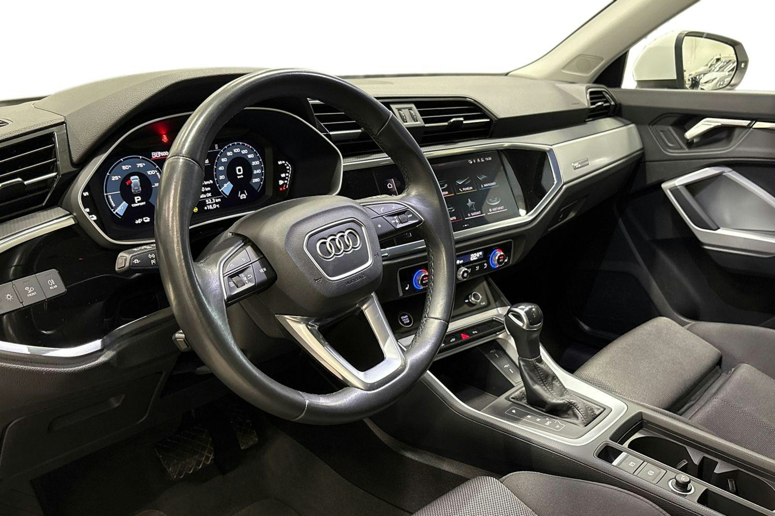 valkoinen Audi Q3 2023 kuva 7.