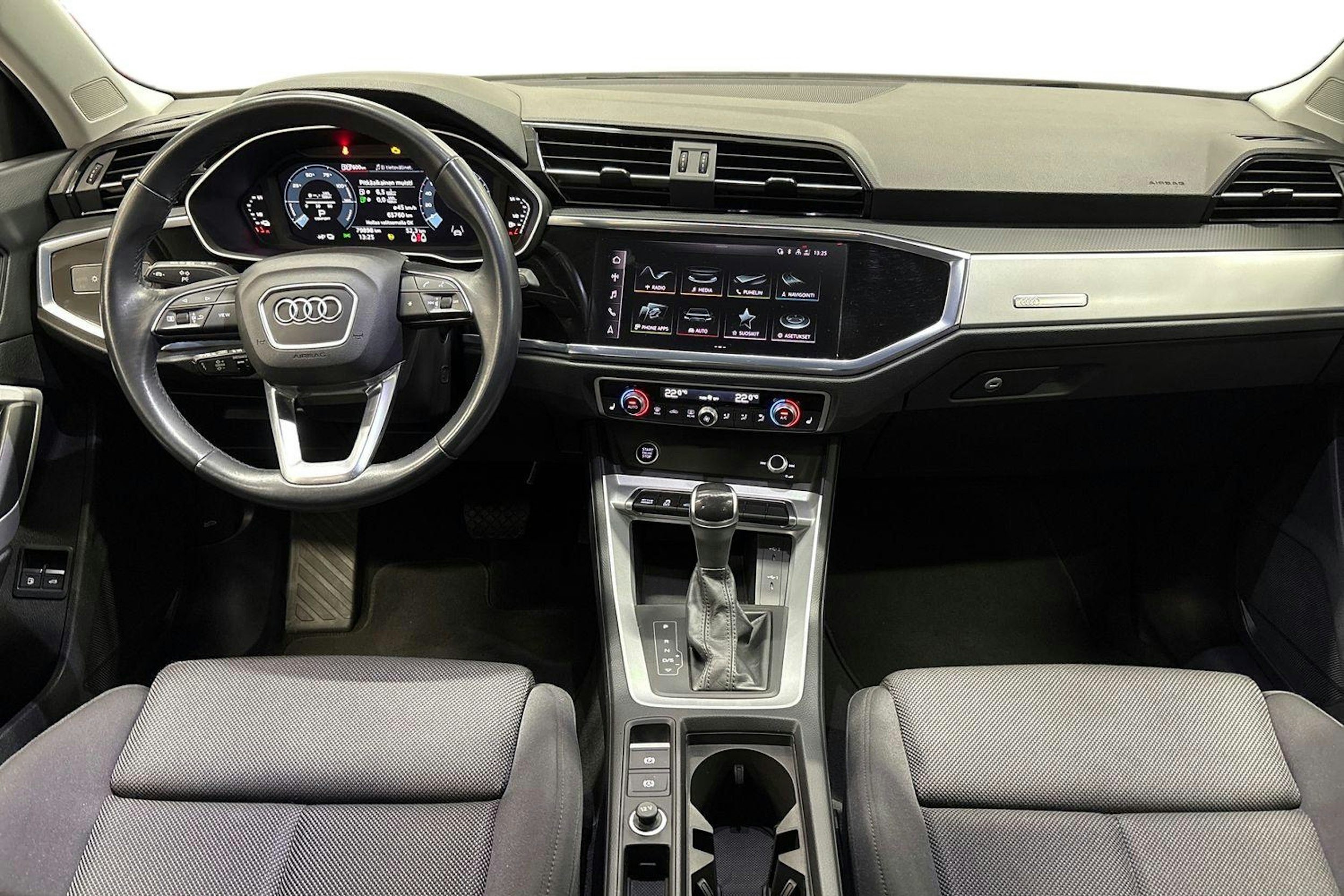 valkoinen Audi Q3 2023 kuva 9.