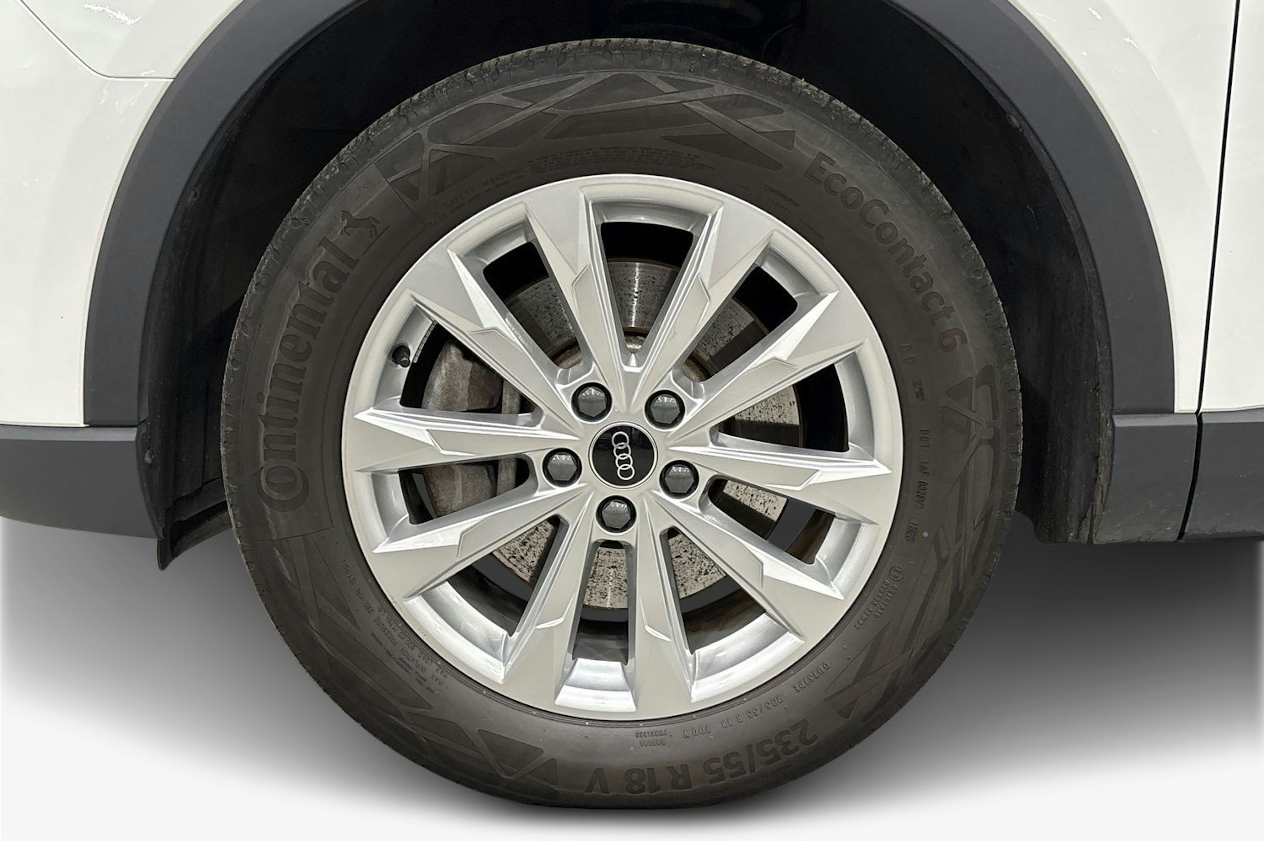 valkoinen Audi Q3 2023 kuva 11.