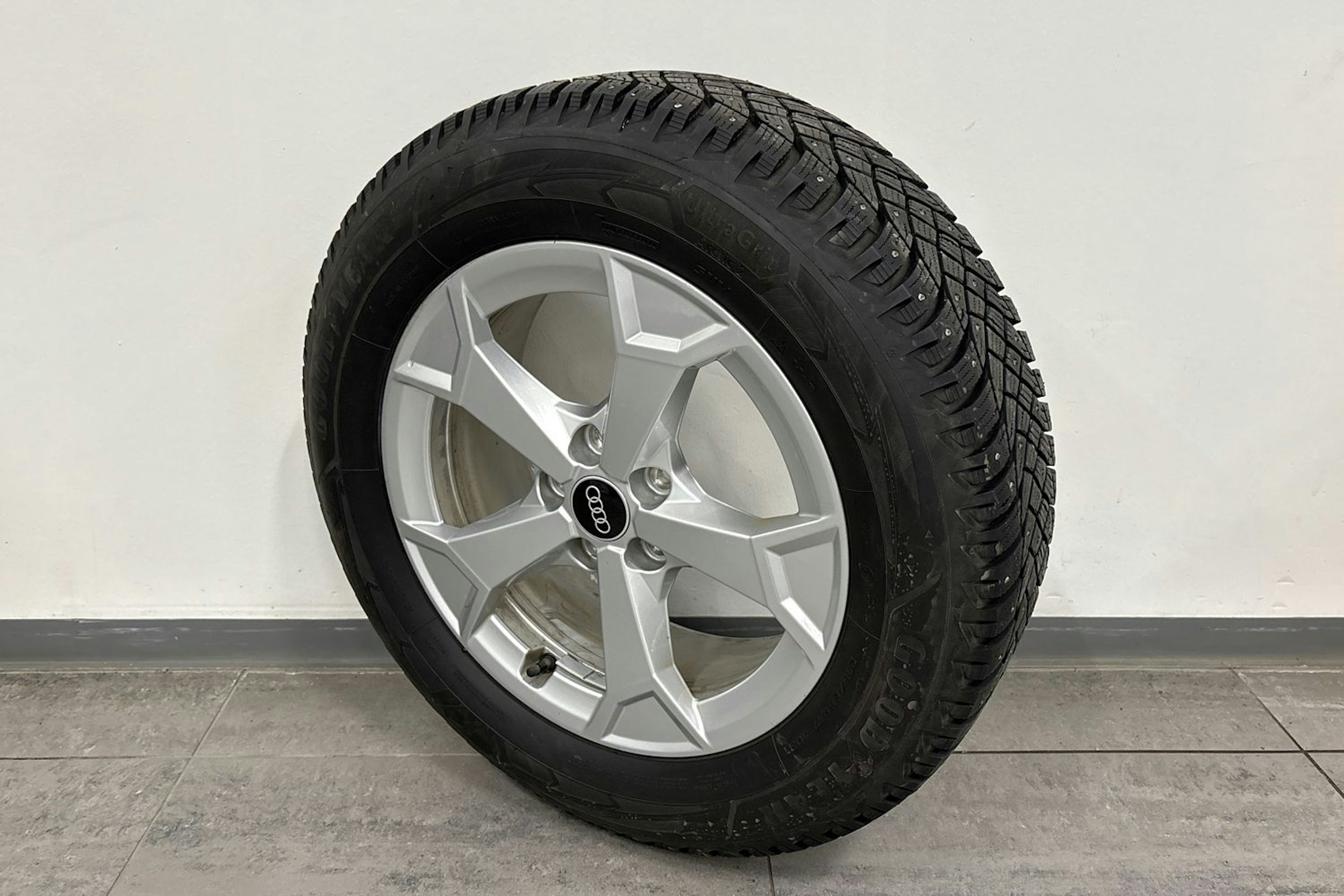 valkoinen Audi Q3 2023 kuva 13.