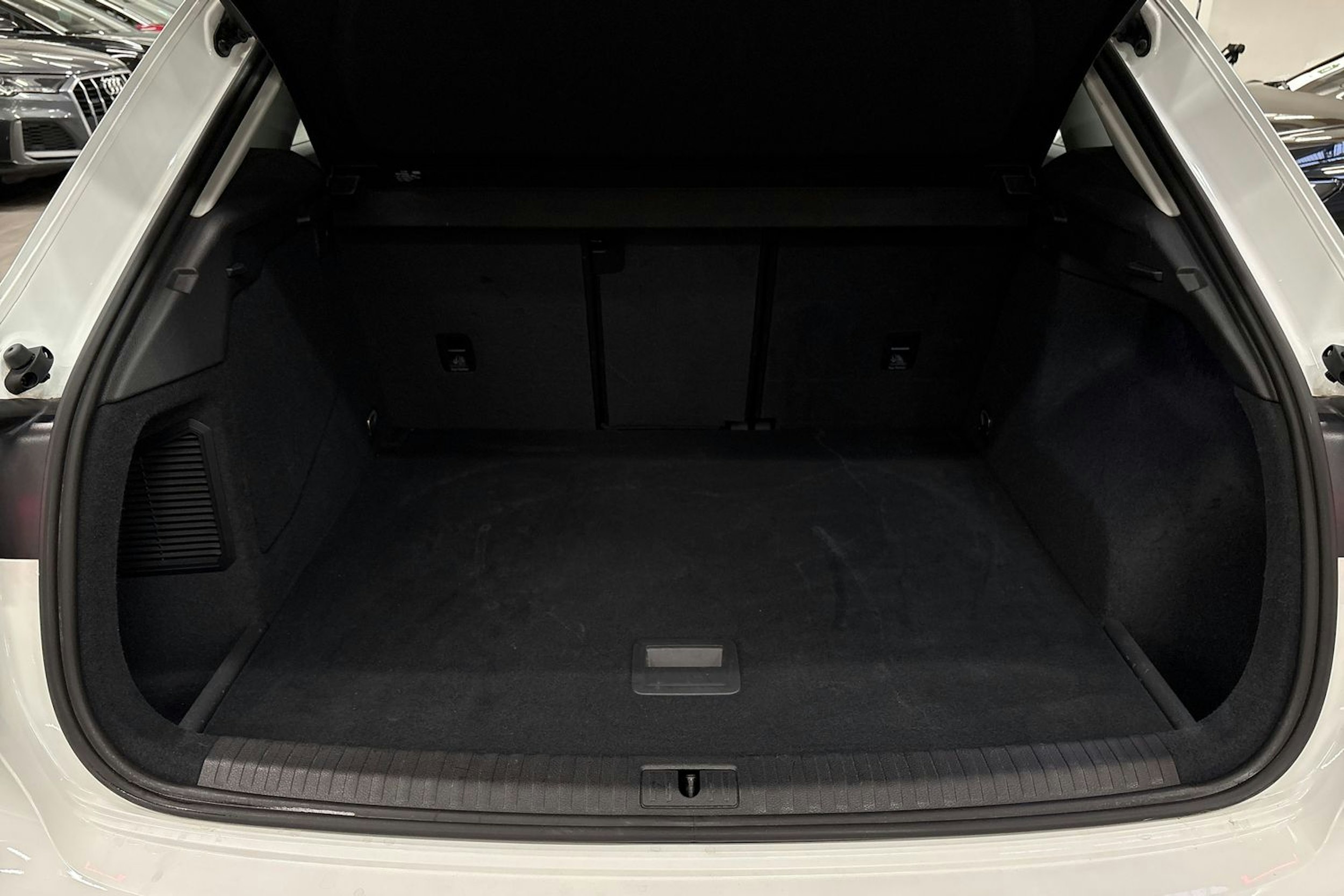 valkoinen Audi Q3 2023 kuva 16.