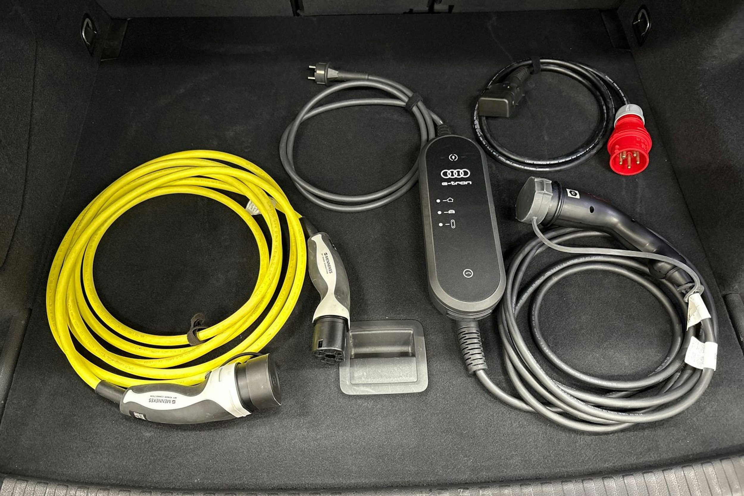 valkoinen Audi Q3 2023 kuva 18.