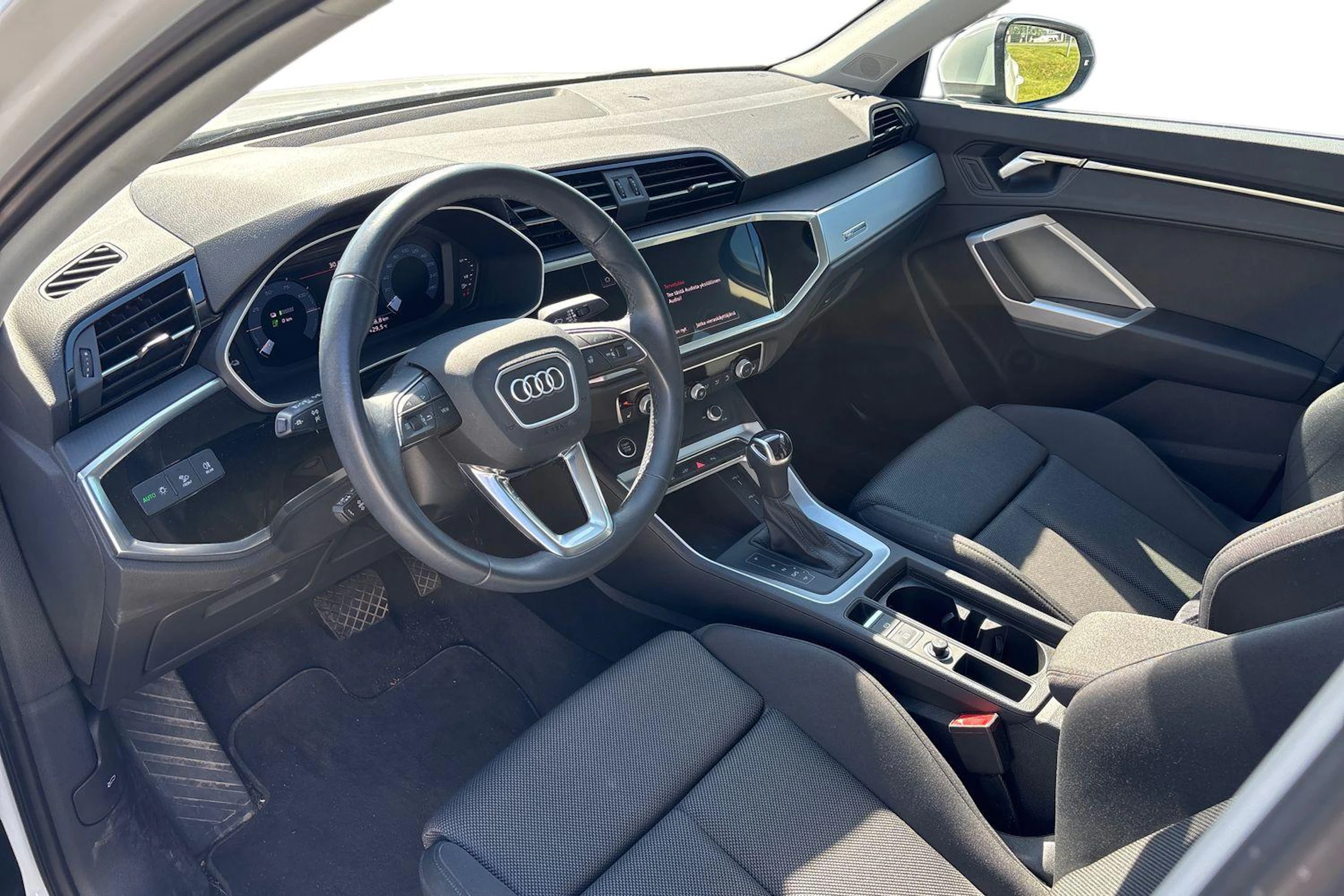 valkoinen Audi Q3 2023 kuva 3.