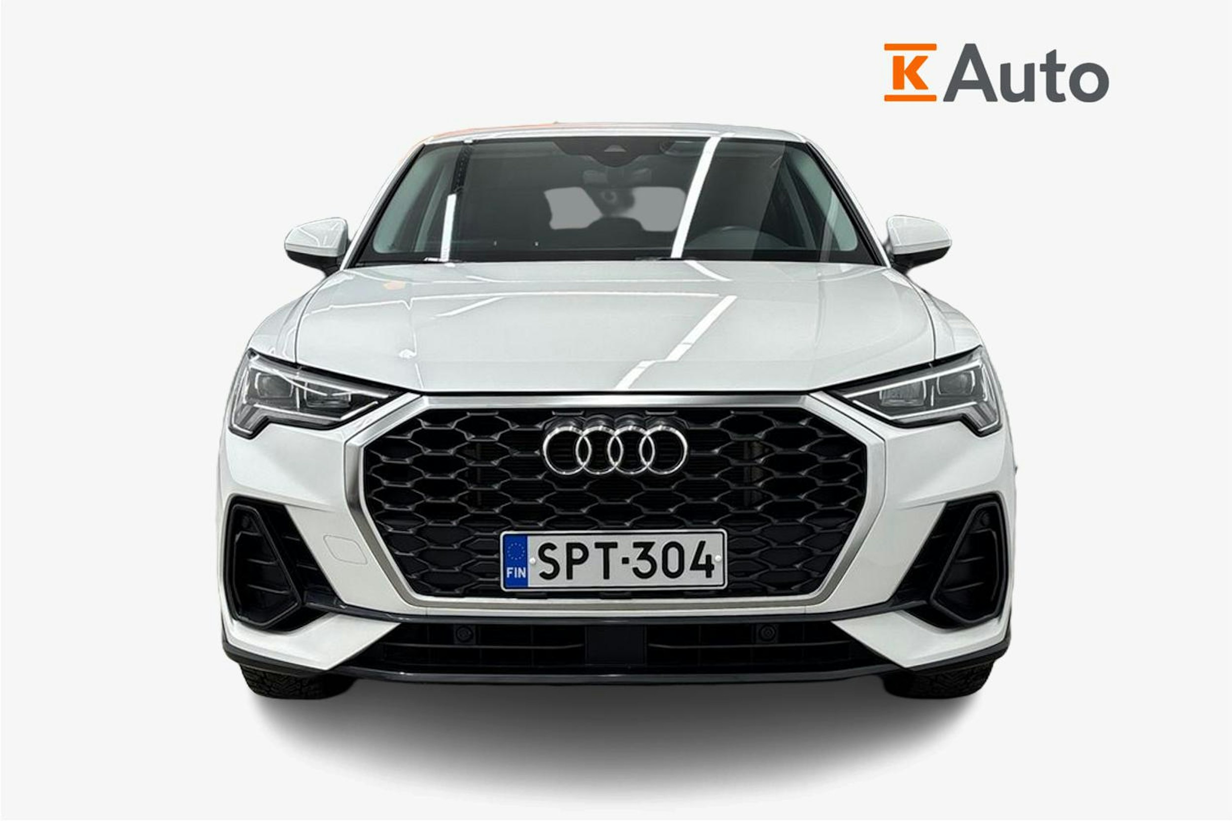 valkoinen Audi Q3 2024 kuva 4.