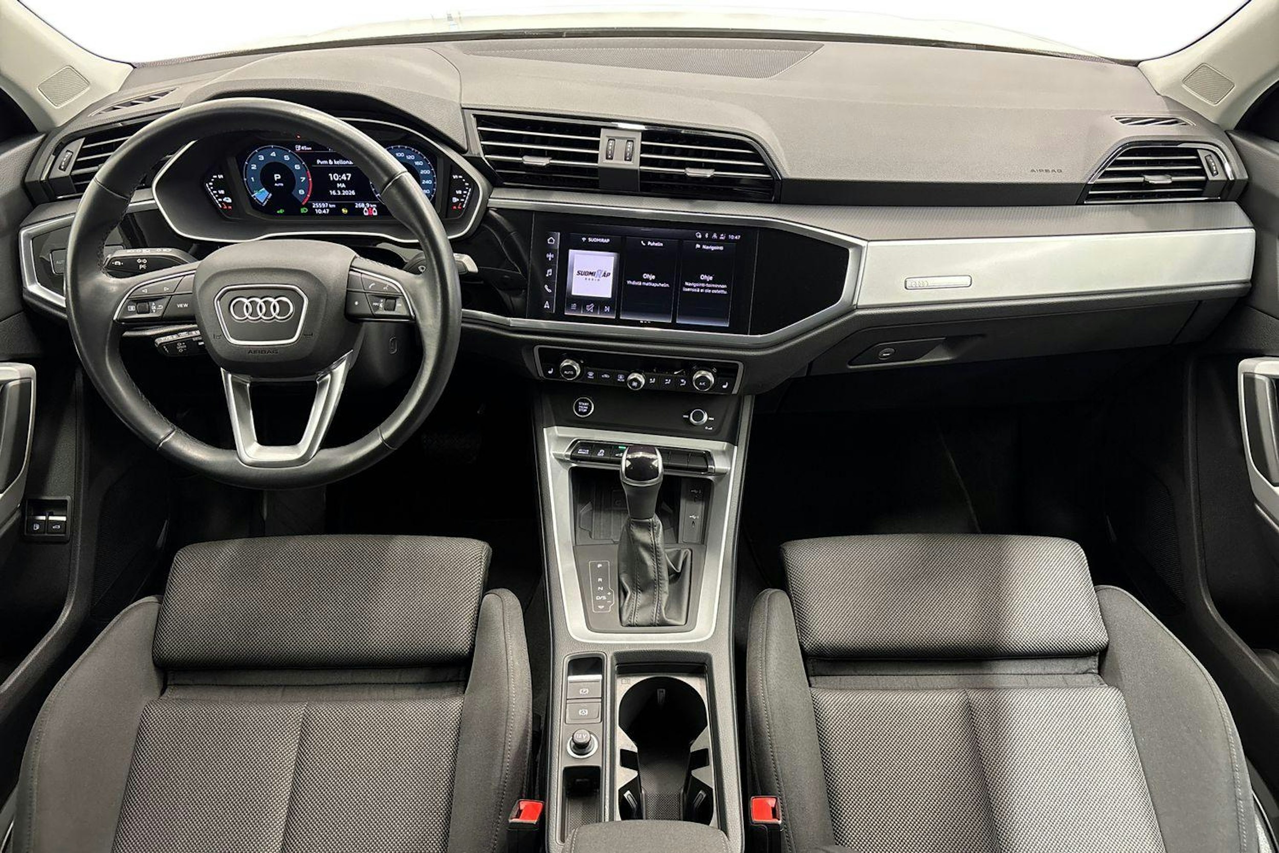 valkoinen Audi Q3 2024 kuva 7.