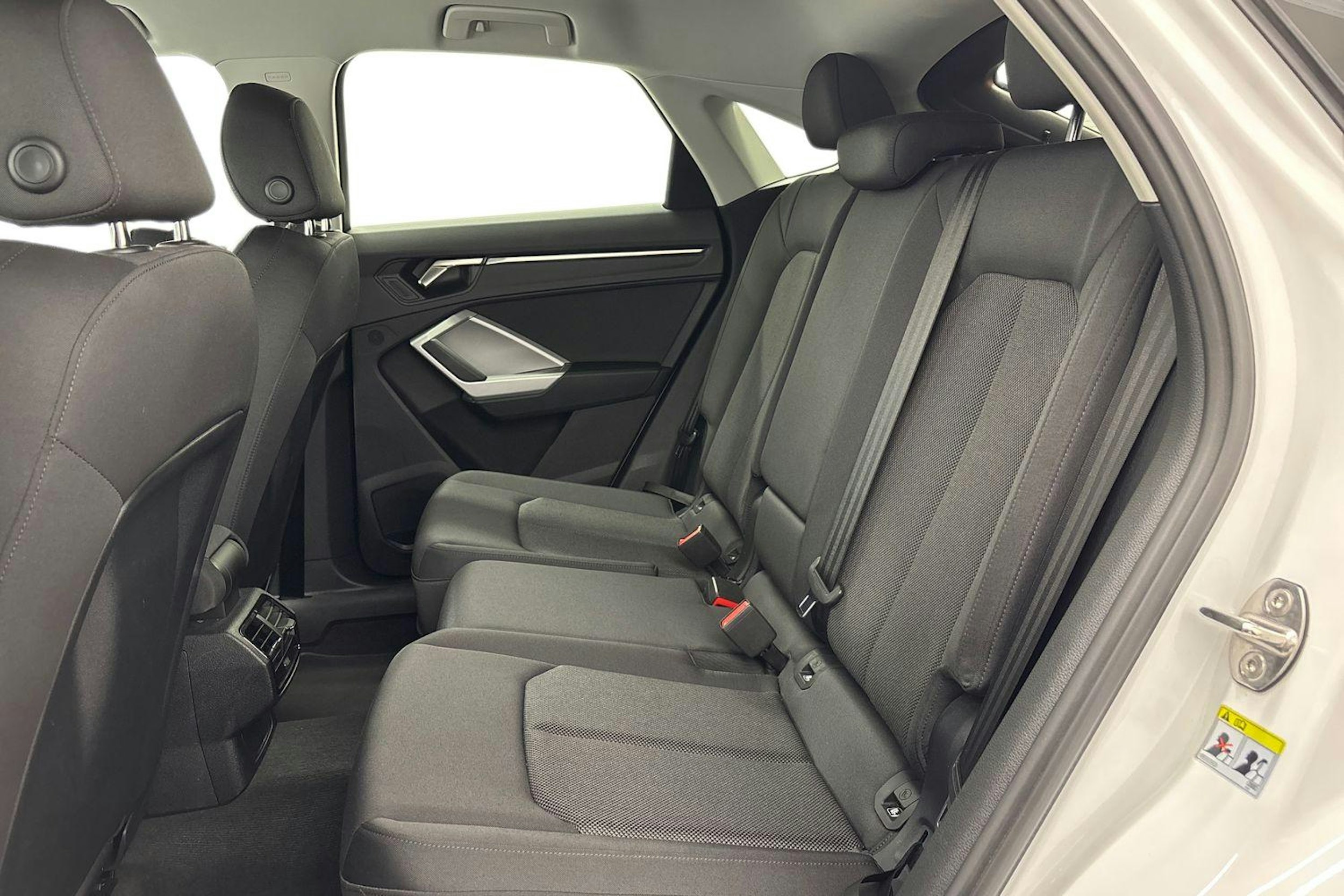 valkoinen Audi Q3 2024 kuva 8.