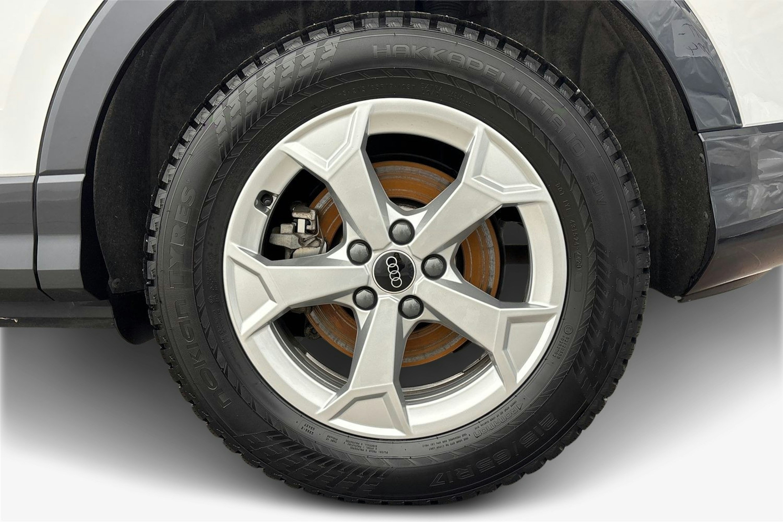 valkoinen Audi Q3 2024 kuva 9.