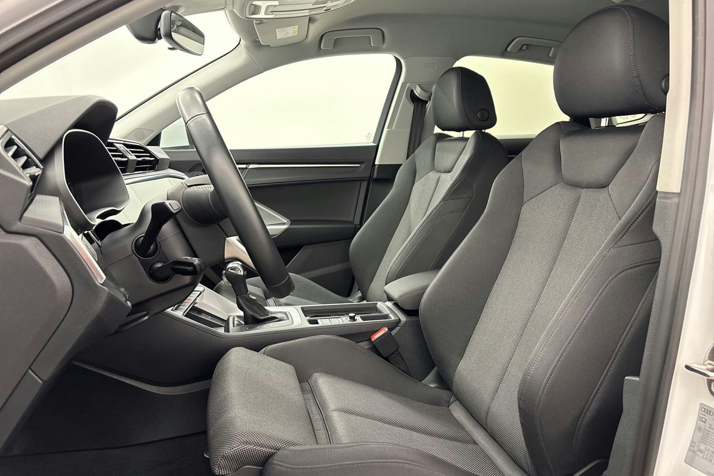 valkoinen Audi Q3 2024 kuva 11.