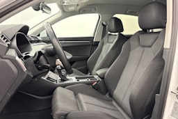 valkoinen Audi Q3 2024 kuva 11.