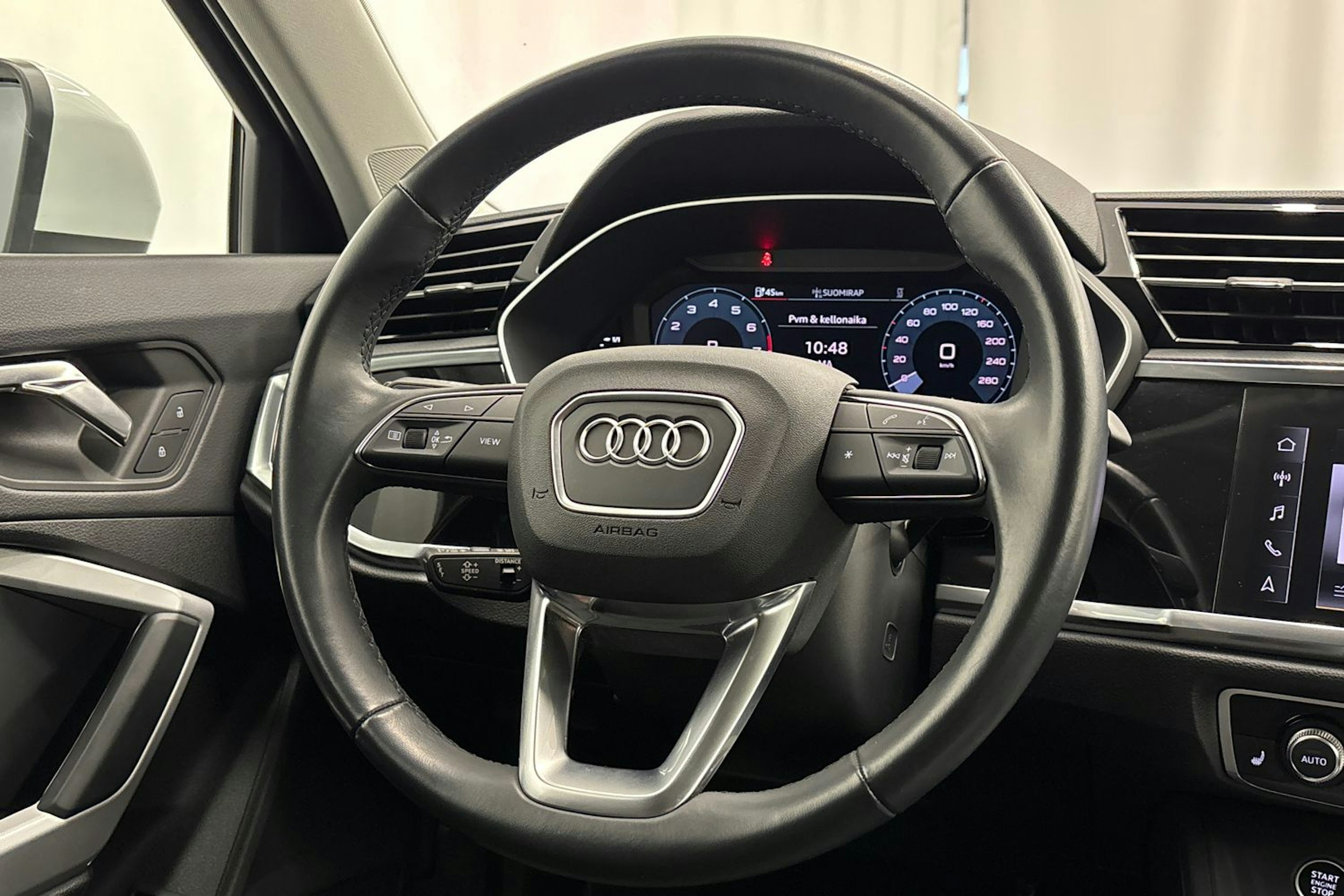 valkoinen Audi Q3 2024 kuva 12.