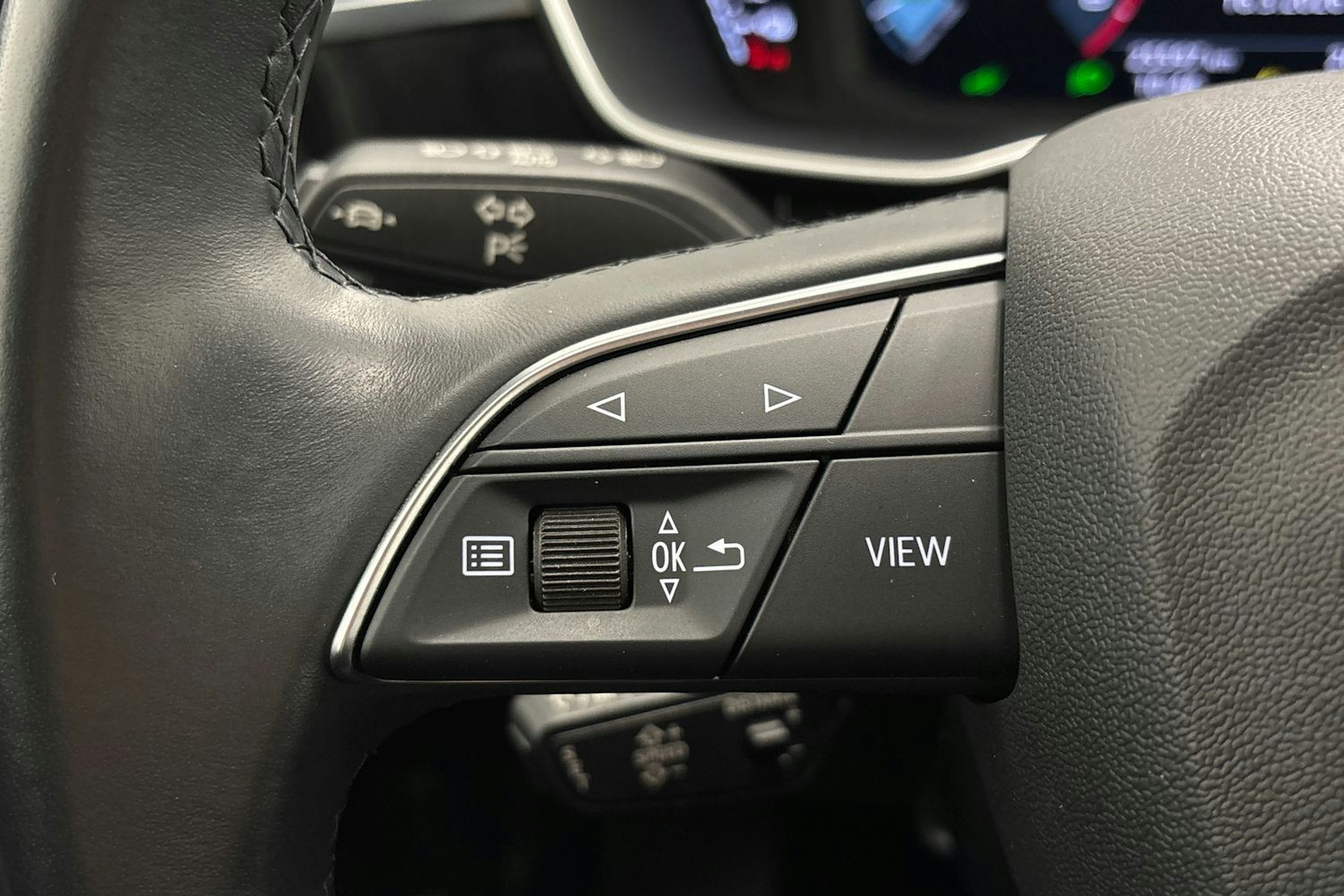 valkoinen Audi Q3 2024 kuva 13.