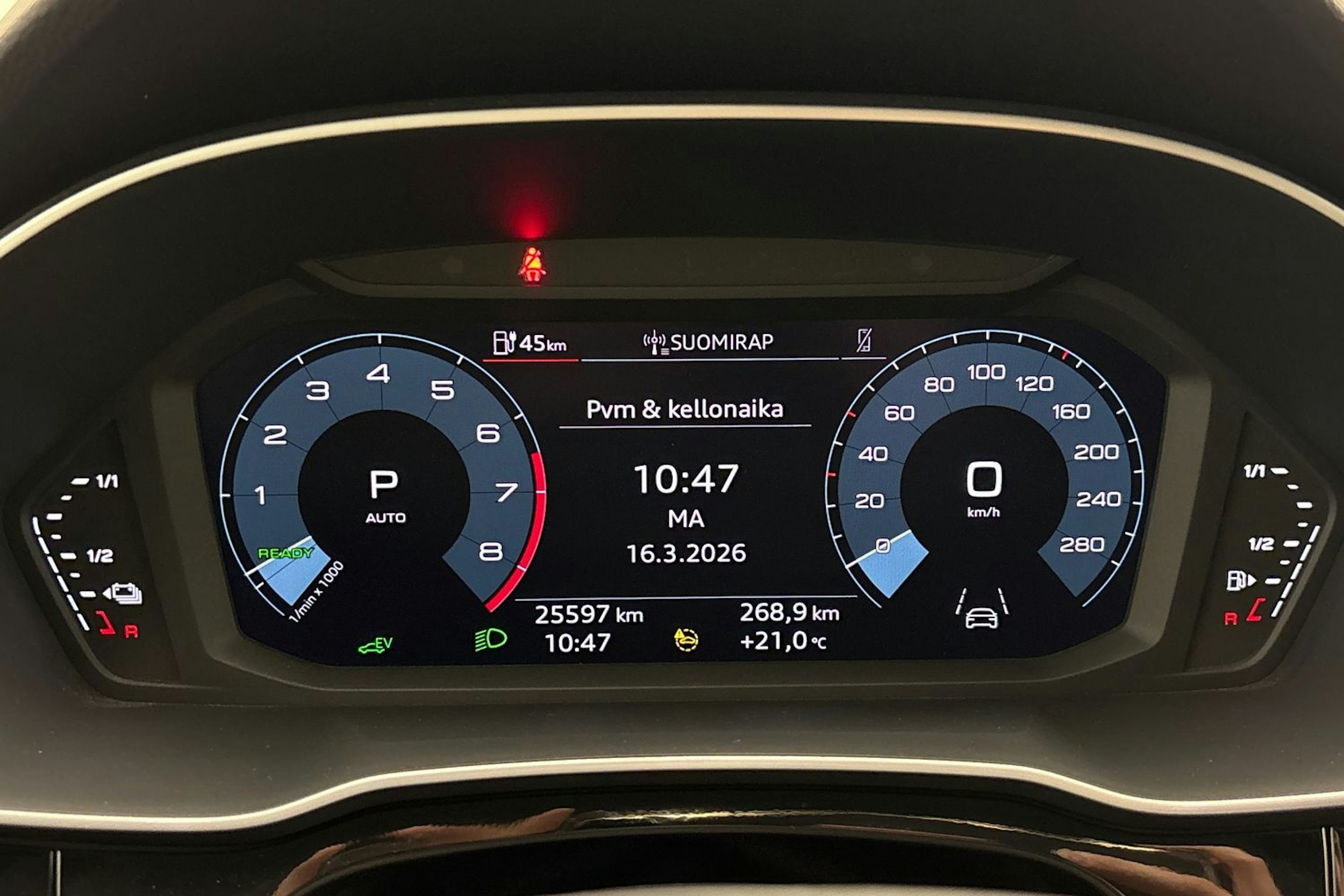 valkoinen Audi Q3 2024 kuva 16.