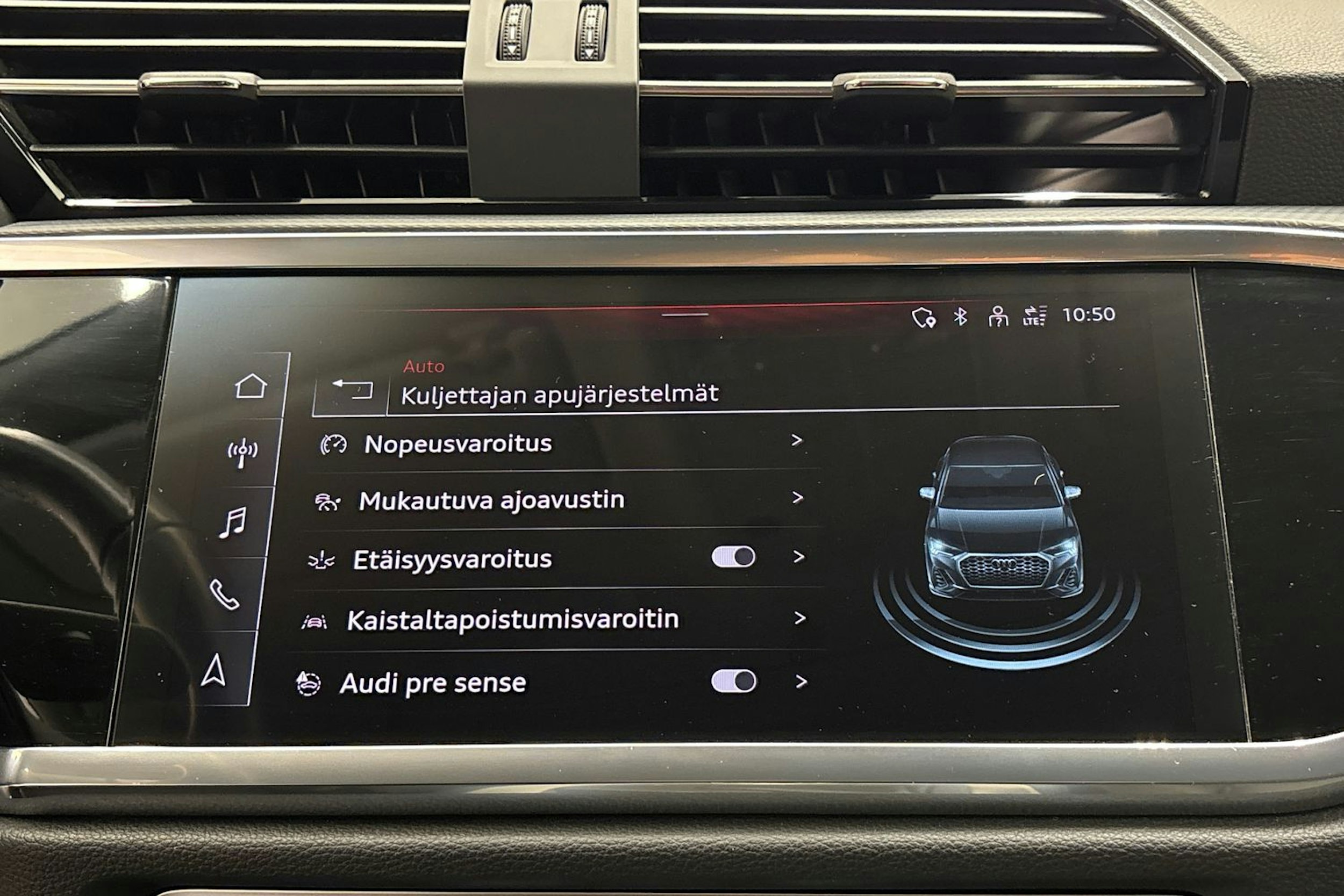 valkoinen Audi Q3 2024 kuva 18.