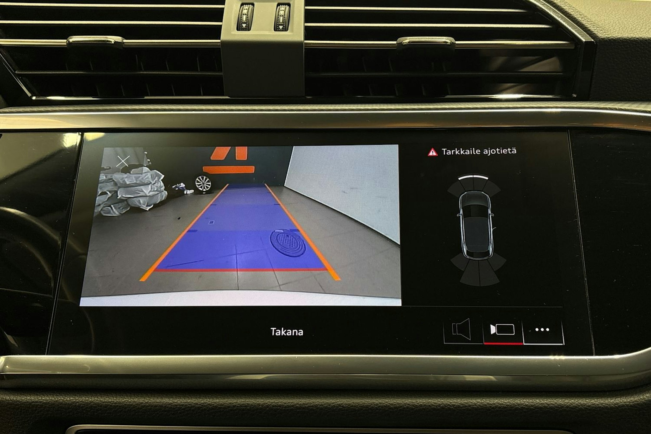 valkoinen Audi Q3 2024 kuva 20.