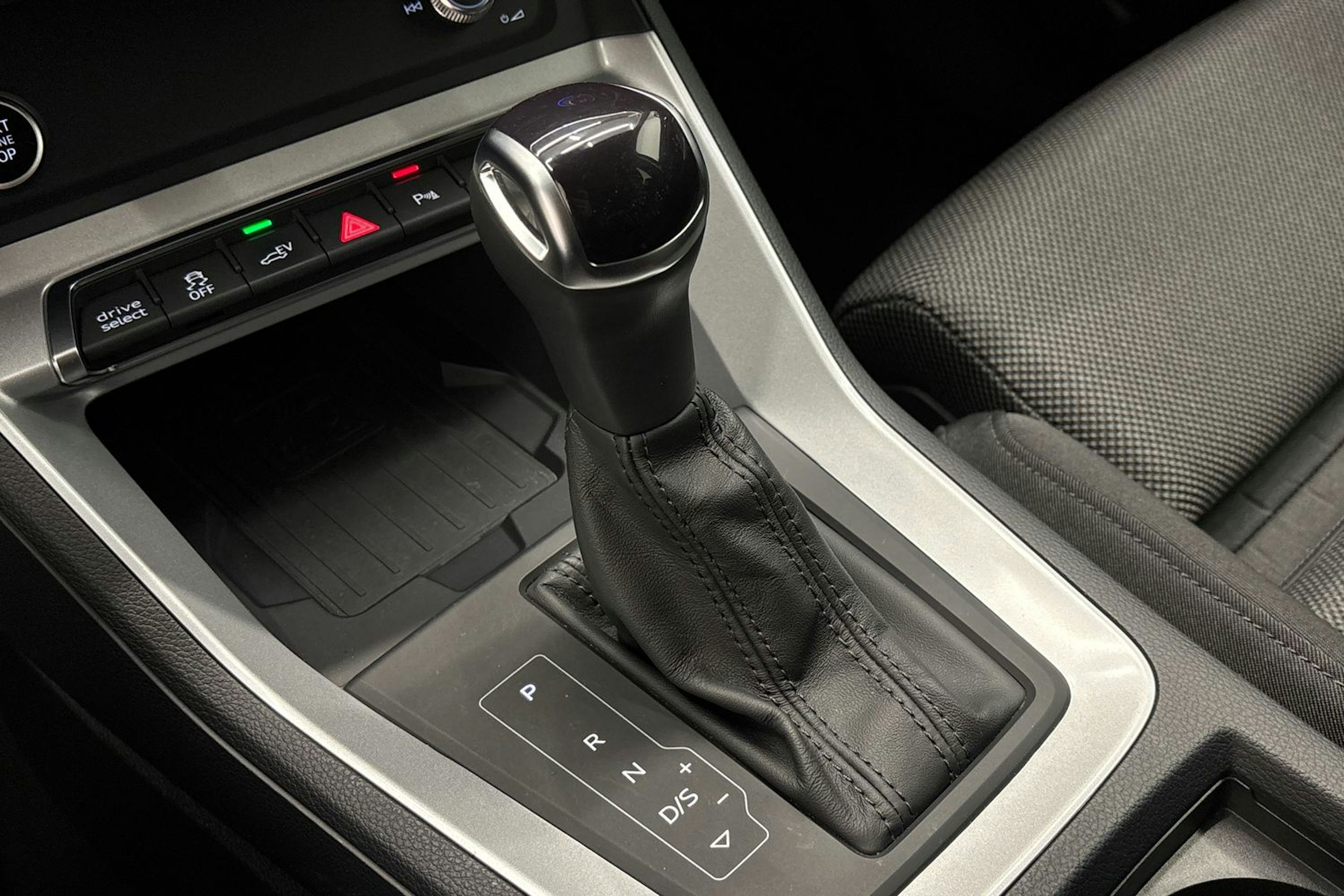 valkoinen Audi Q3 2024 kuva 21.