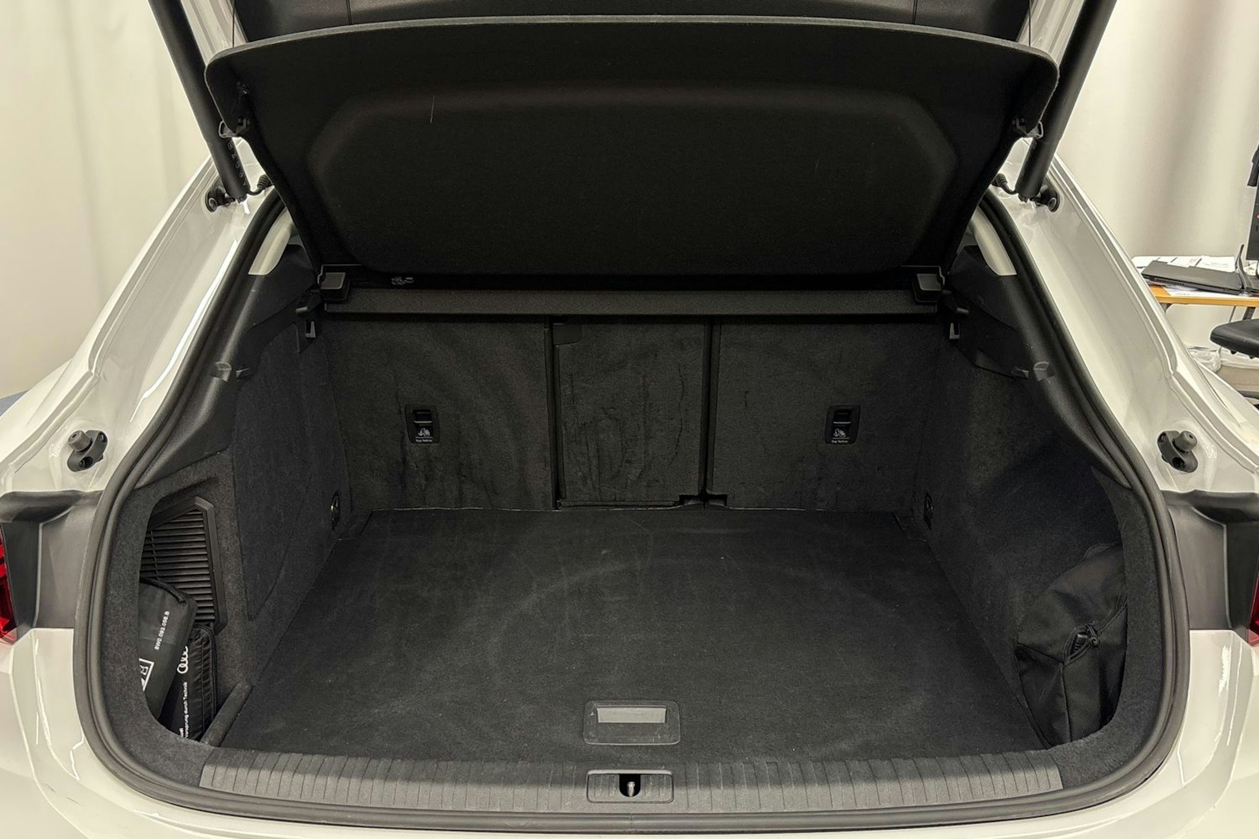 valkoinen Audi Q3 2024 kuva 22.