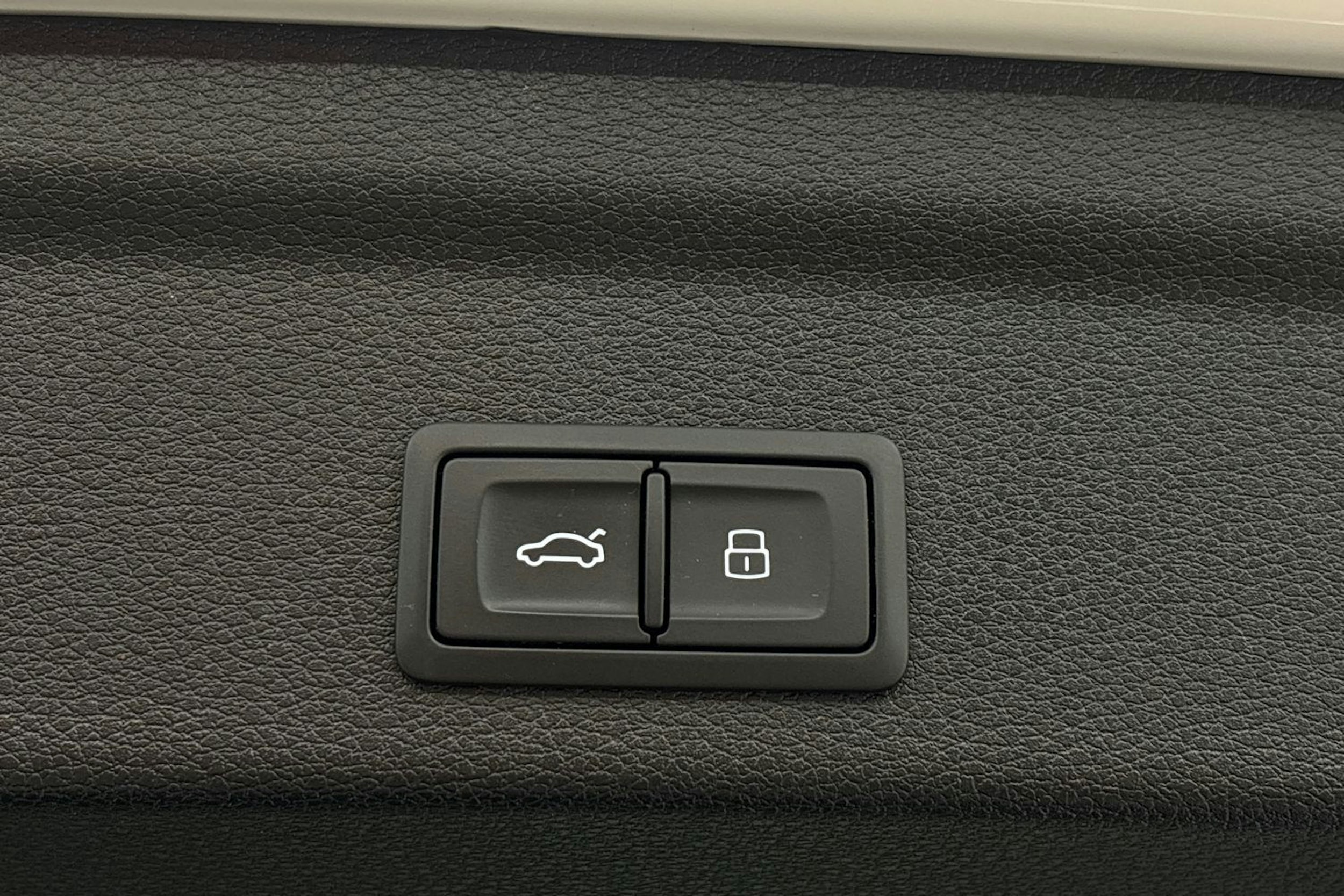 valkoinen Audi Q3 2024 kuva 24.