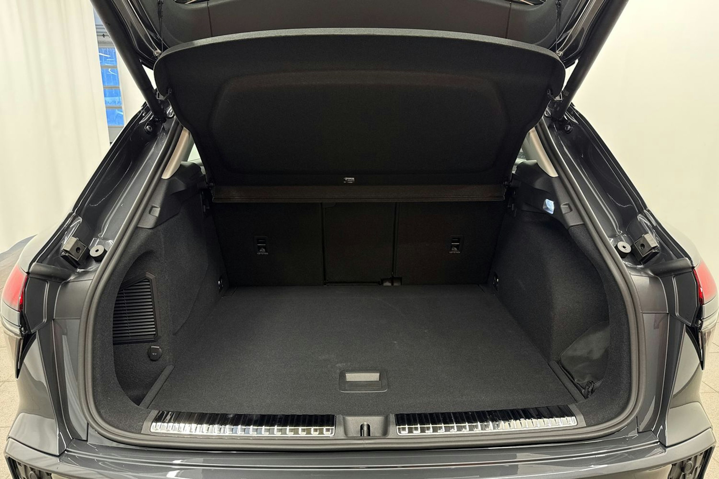 met. harmaa Audi Q3 2025 kuva 10.