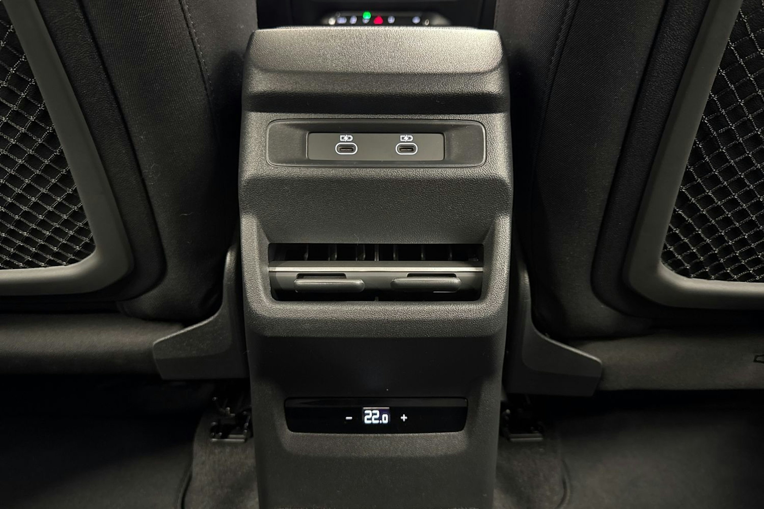 met. harmaa Audi Q3 2025 kuva 13.