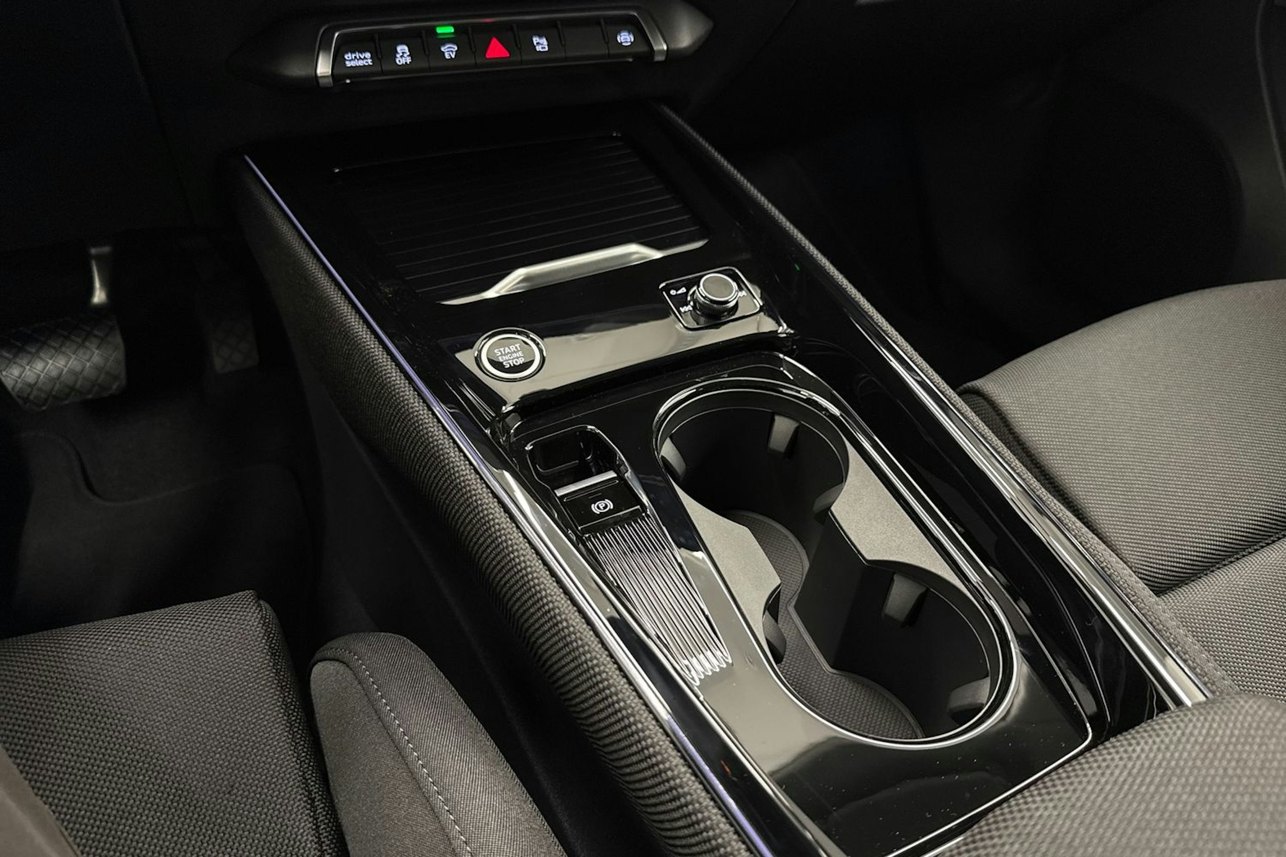 met. harmaa Audi Q3 2025 kuva 21.