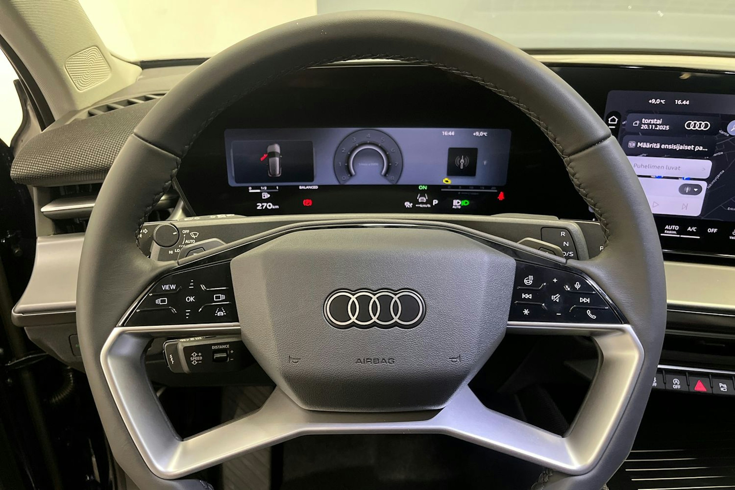 navarra sininen Audi Q3 2025 kuva 9.