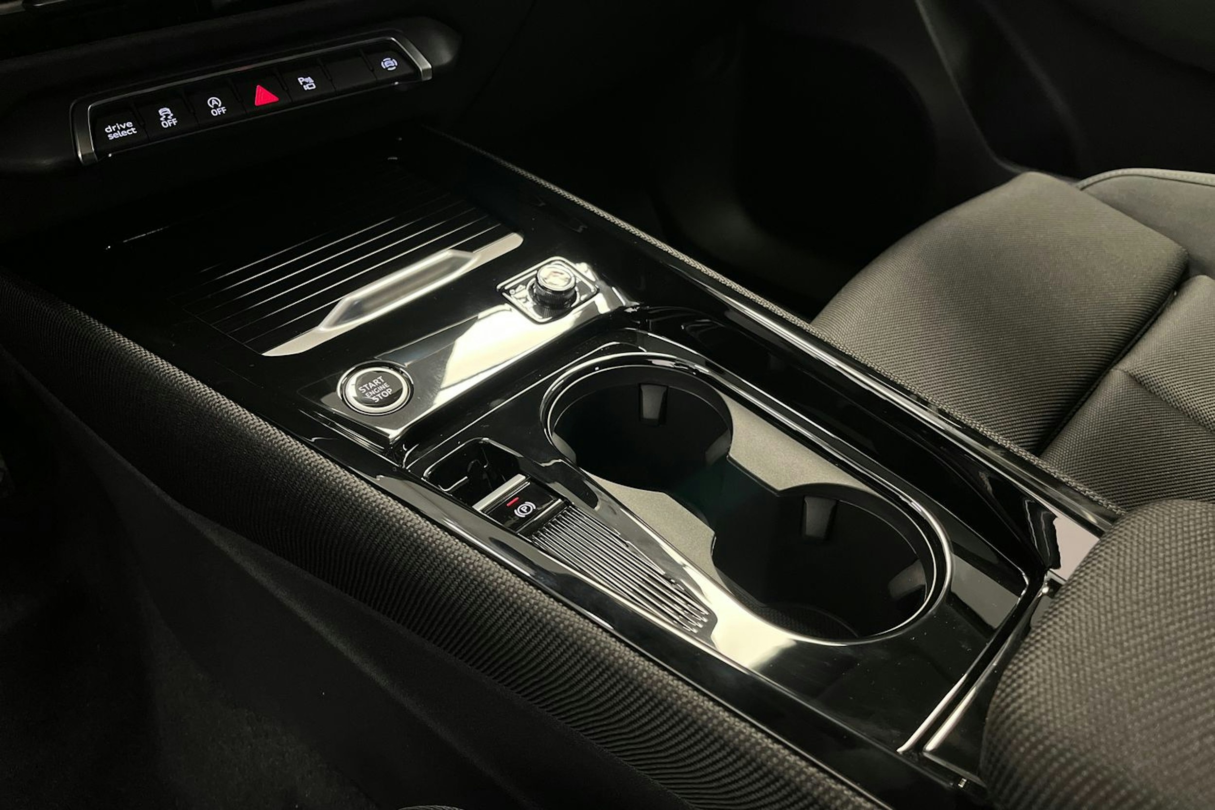 navarra sininen Audi Q3 2025 kuva 15.