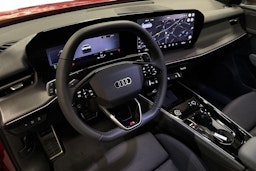 met. punainen Audi Q3 2025 kuva 6.