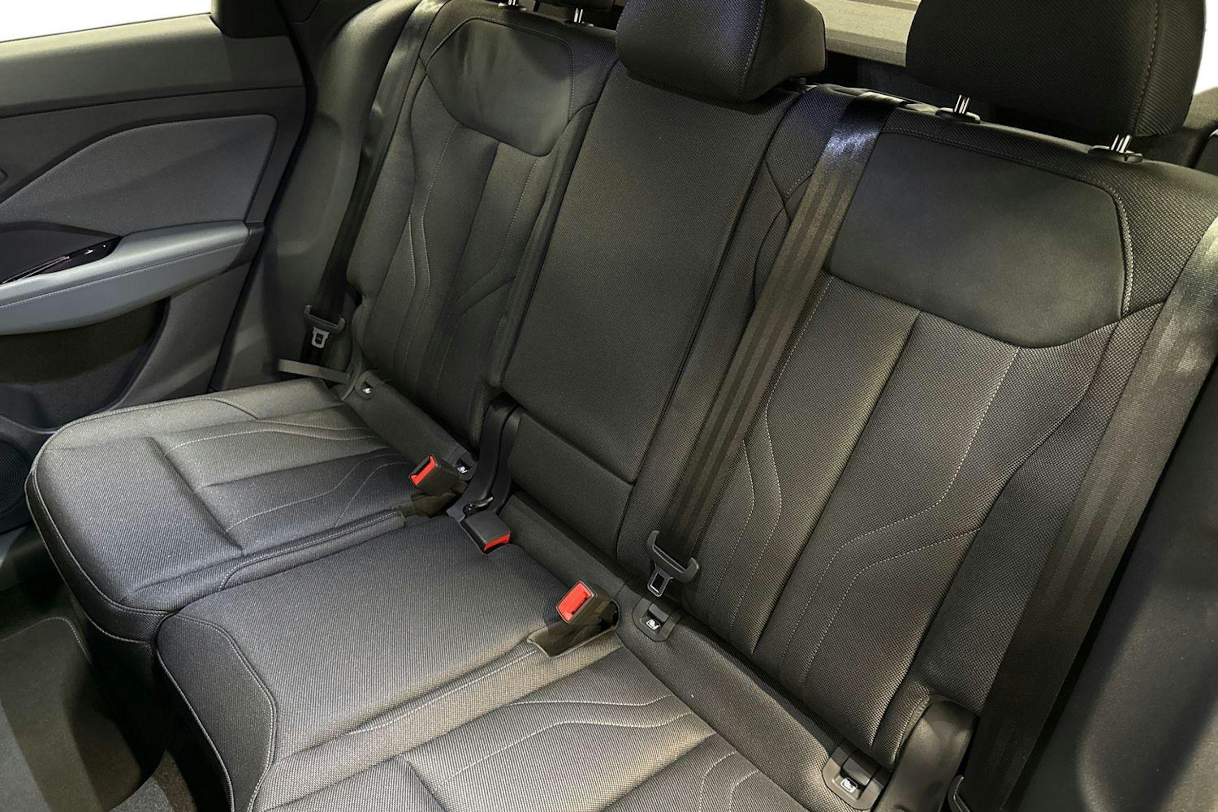 met. punainen Audi Q3 2025 kuva 8.