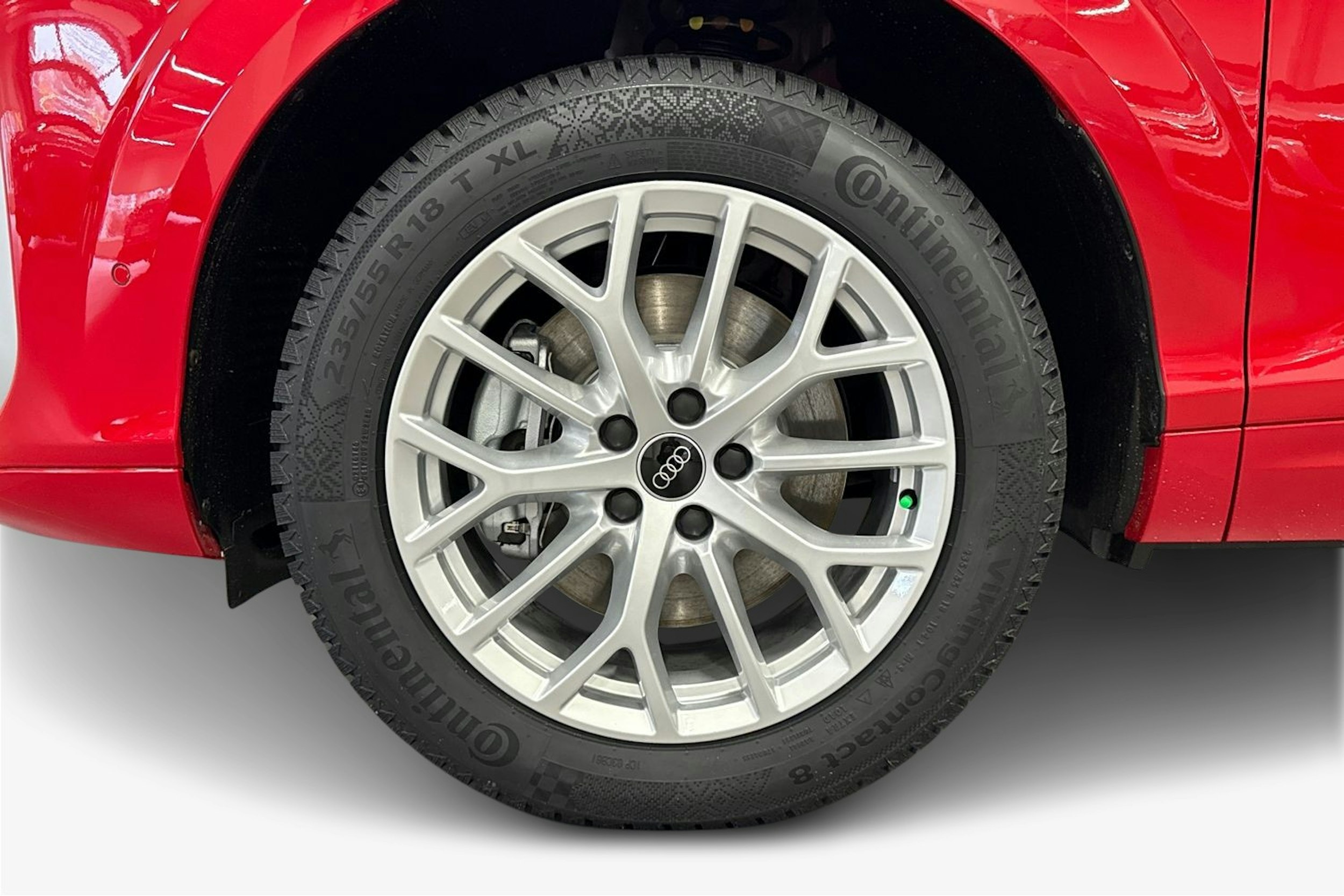 met. punainen Audi Q3 2025 kuva 9.